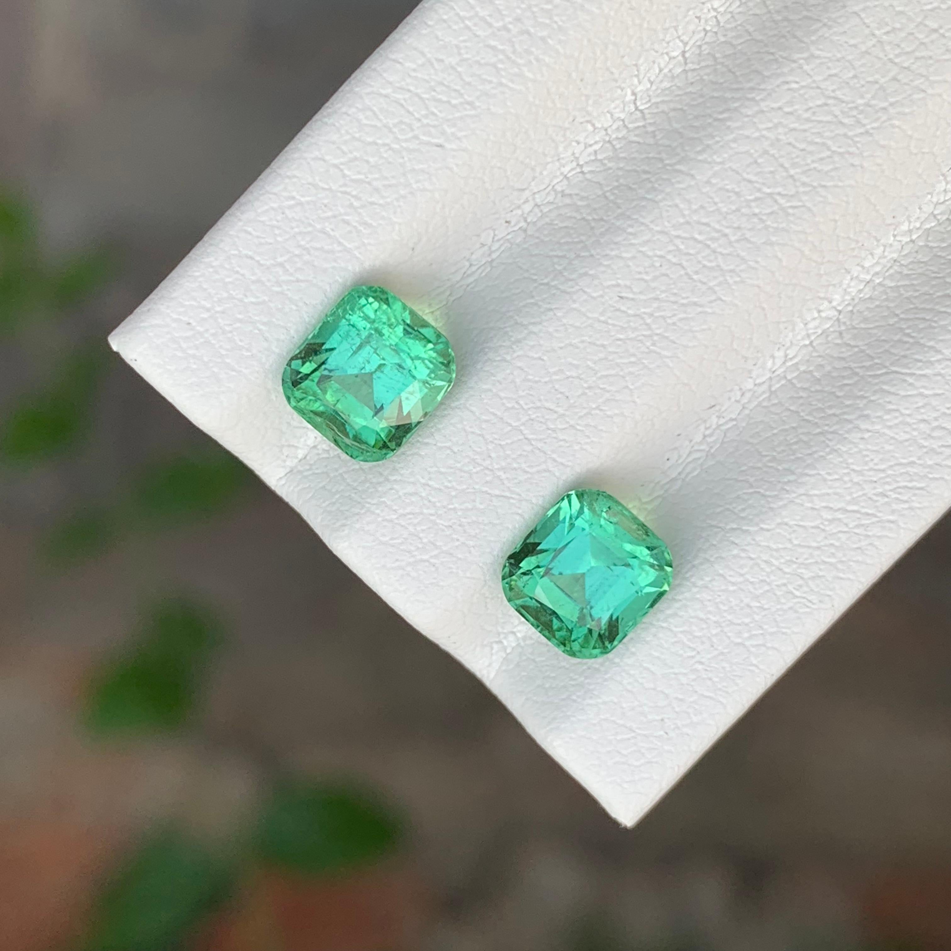 Taille coussin Paire de tourmalines naturelles non serties de 2,55 carats de forme coussin pour boucles d'oreilles en vente