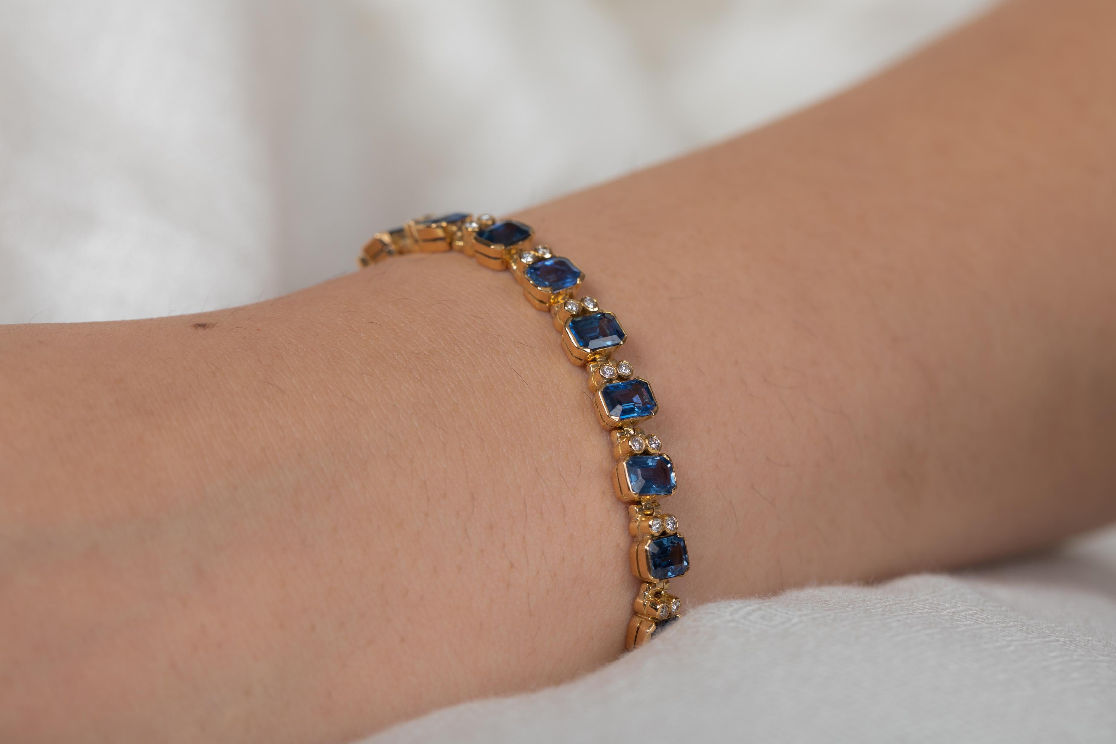25.5 Carat Sapphire and Diamond Bezel Set Tennis Bracelet in 18K Yellow Gold In New Condition For Sale In New York, NY