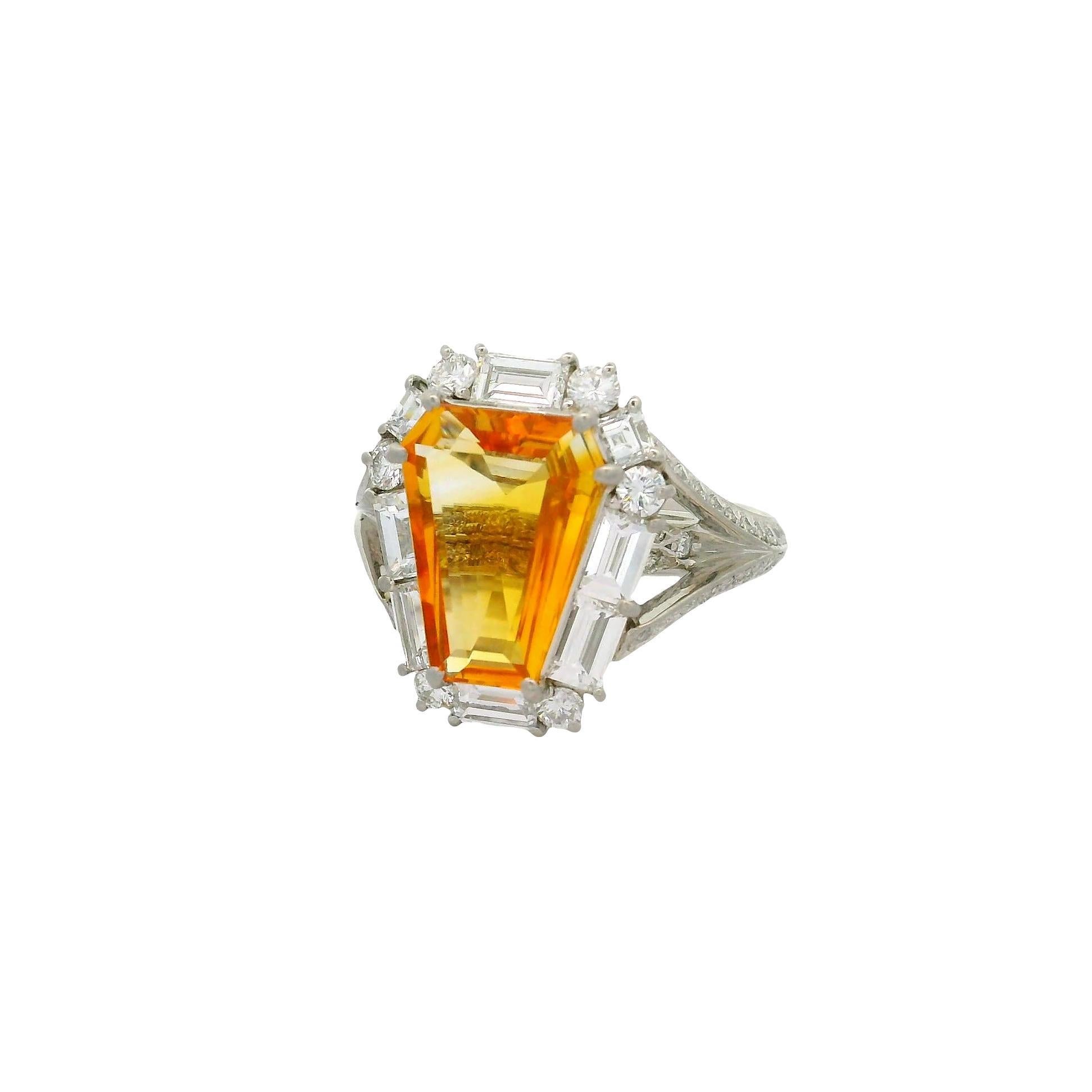 Une belle bague de succession avec un saphir jaune de 2,55 carats taillé en bouclier. La teinte jaune vif du saphir est frappante et vibrante, tandis que le cristal du saphir est pur et ne présente aucune inclusion visible. Il est entouré de 1,44