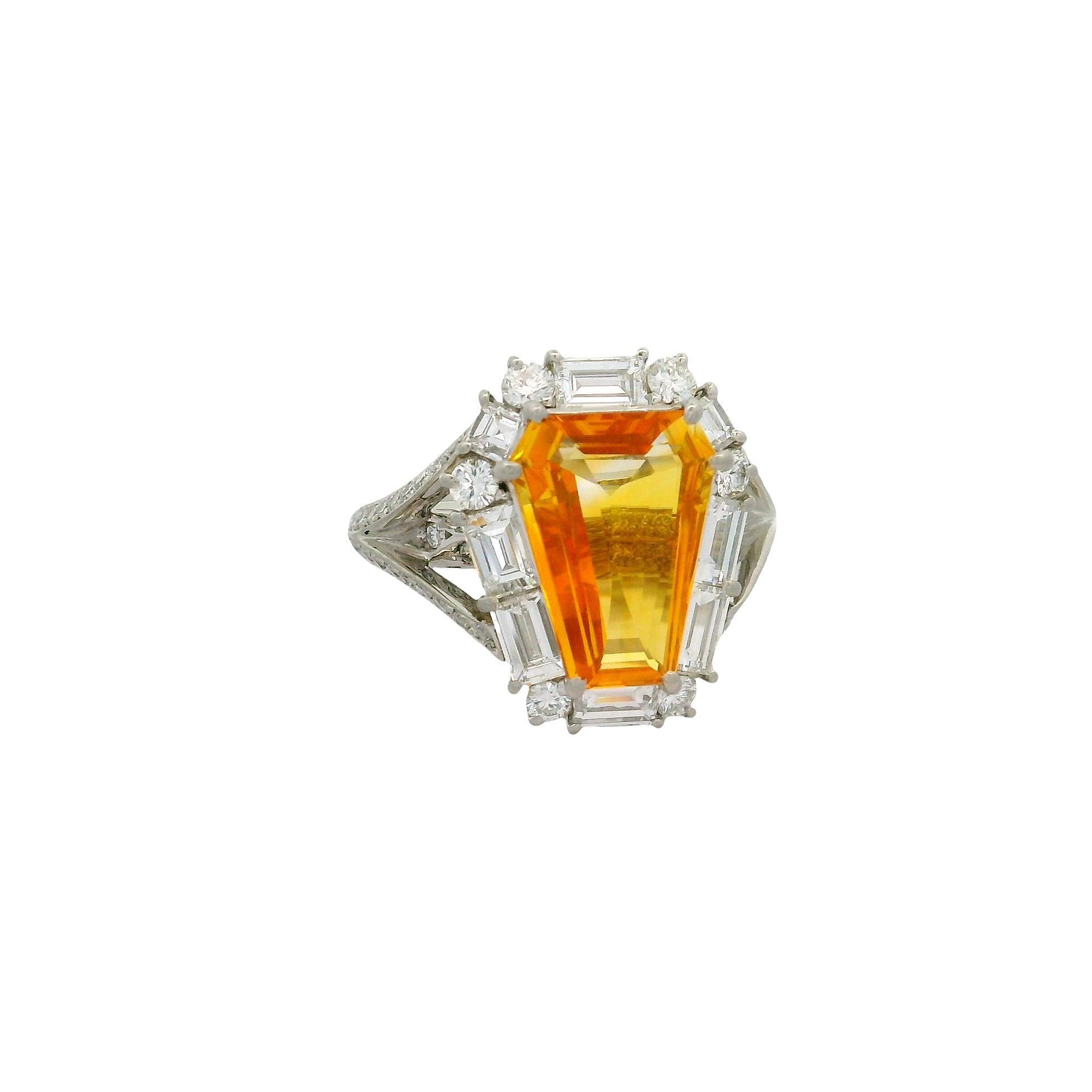 Contemporain Bague en platine de 2,55 carats avec saphir jaune taillé en bouclier et diamant en vente