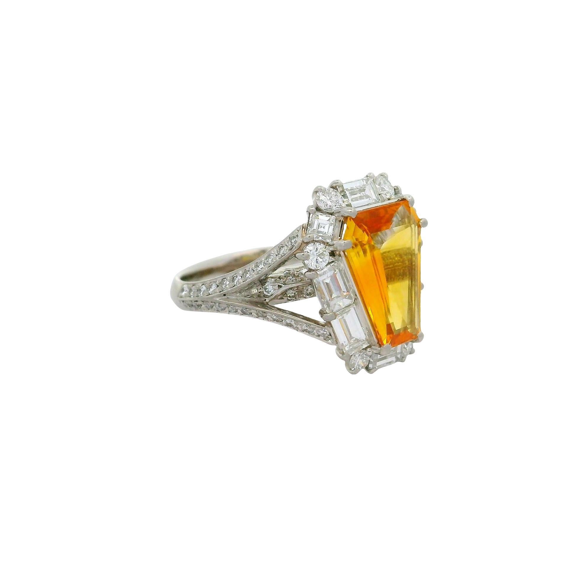Taille écusson Bague en platine de 2,55 carats avec saphir jaune taillé en bouclier et diamant en vente