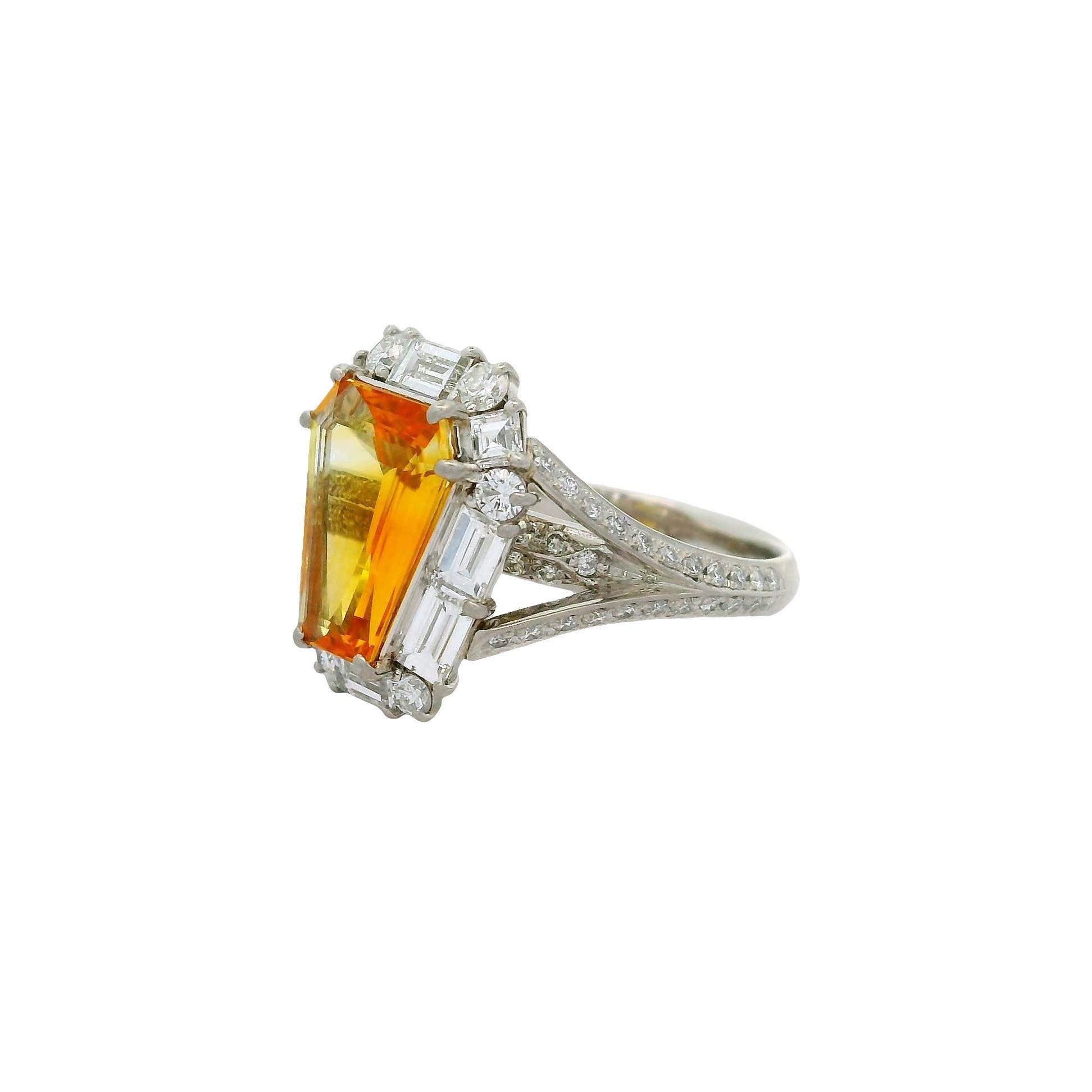 Bague en platine de 2,55 carats avec saphir jaune taillé en bouclier et diamant Excellent état - En vente à Beverly Hills, CA
