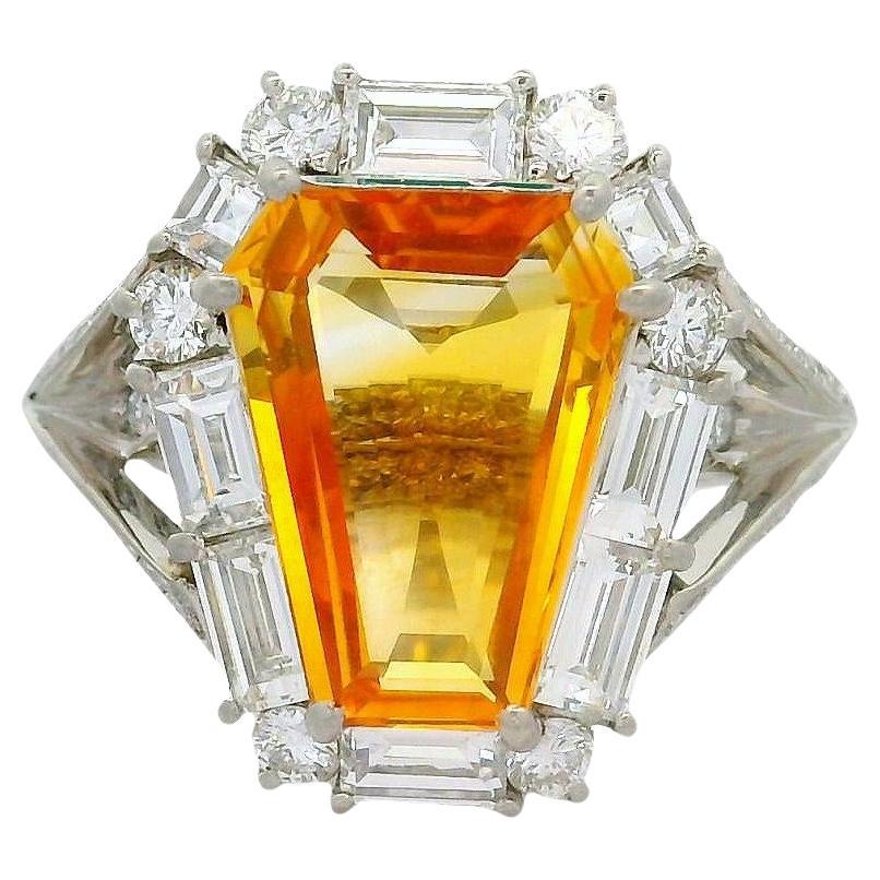 Bague en platine de 2,55 carats avec saphir jaune taillé en bouclier et diamant en vente