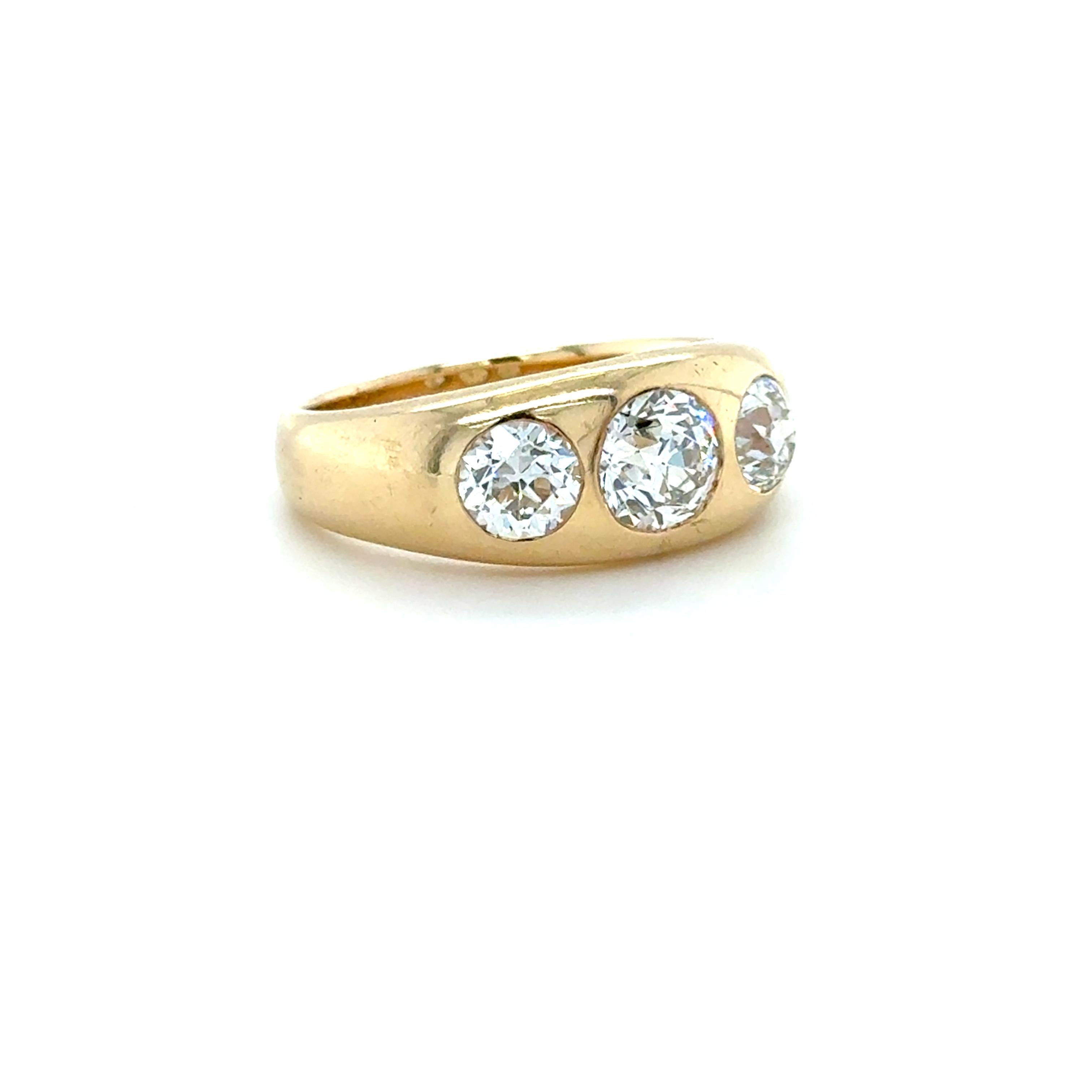 Cette magnifique bague tzigane contient trois diamants de taille européenne ancienne en serti brun, le centre pesant environ 1,25 carat et les pierres latérales pesant 0,65 carat chacune. Cette bague est élégante et parfaite pour un usage quotidien