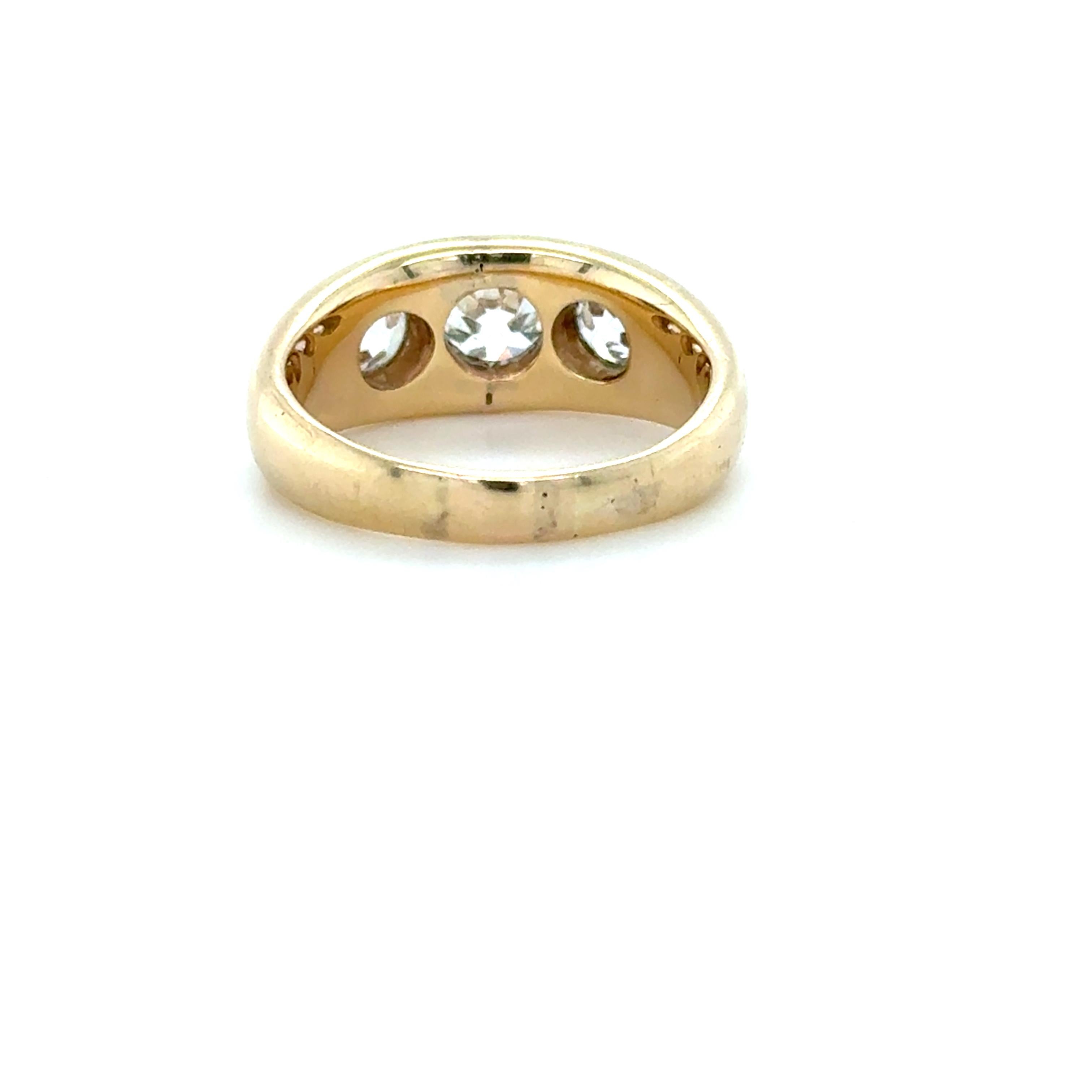 Taille vieille Europe 2.55 Carat Three Stone Old European Cut Diamond Gypsy Set Ring (bague tzigane à trois pierres) en vente