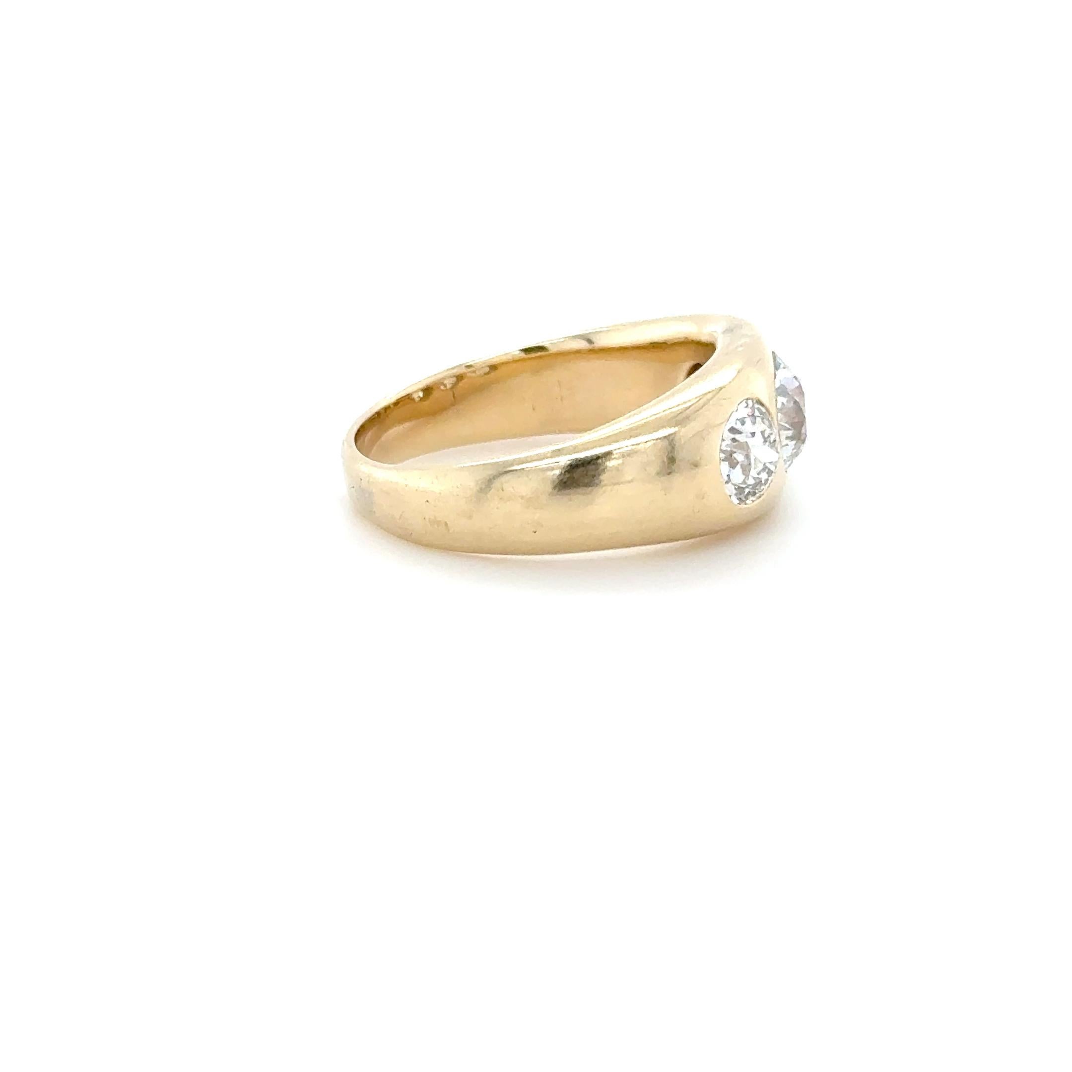 2.55 Carat Three Stone Old European Cut Diamond Gypsy Set Ring (bague tzigane à trois pierres) Excellent état - En vente à Chicago, IL
