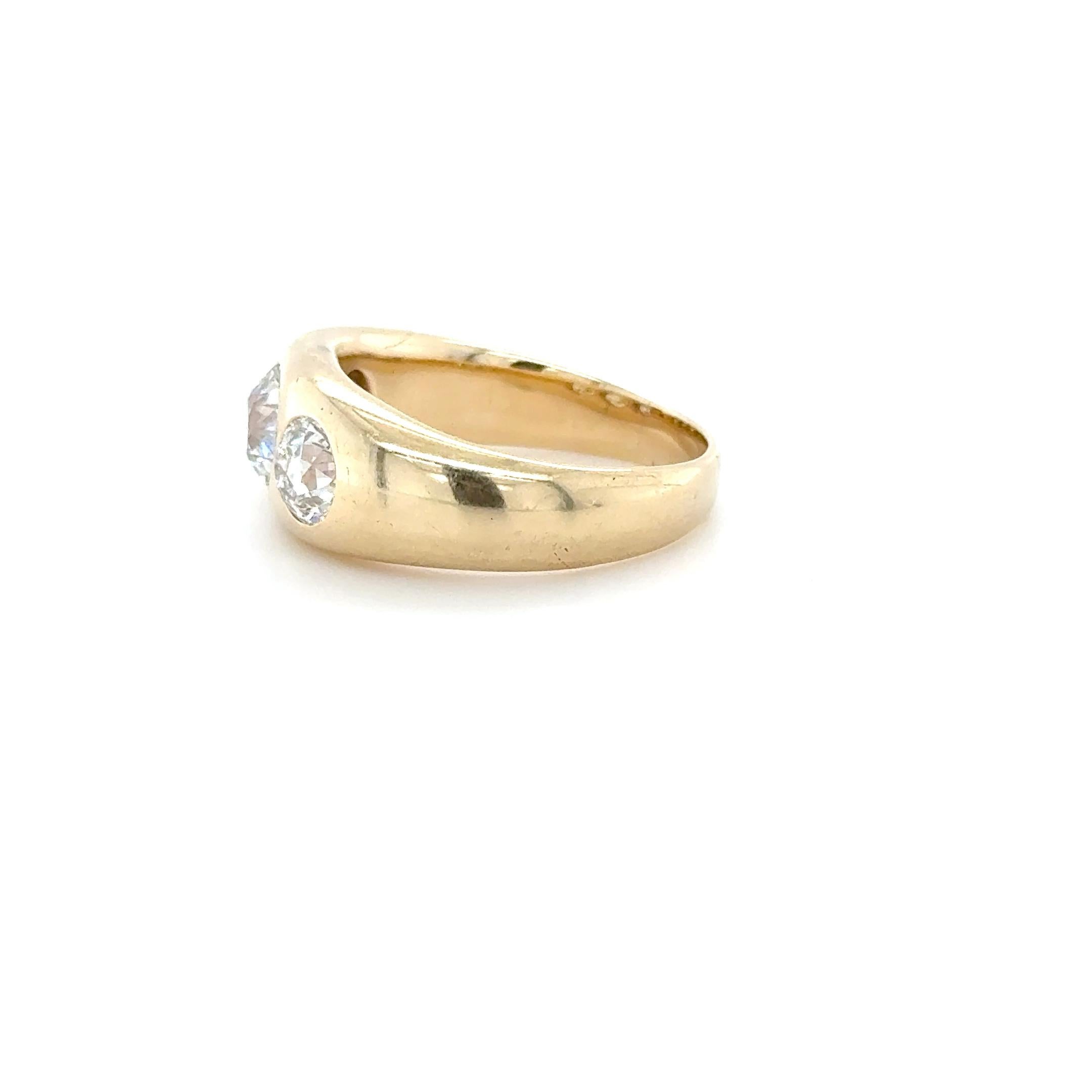 2.55 Carat Three Stone Old European Cut Diamond Gypsy Set Ring (bague tzigane à trois pierres) Pour femmes en vente