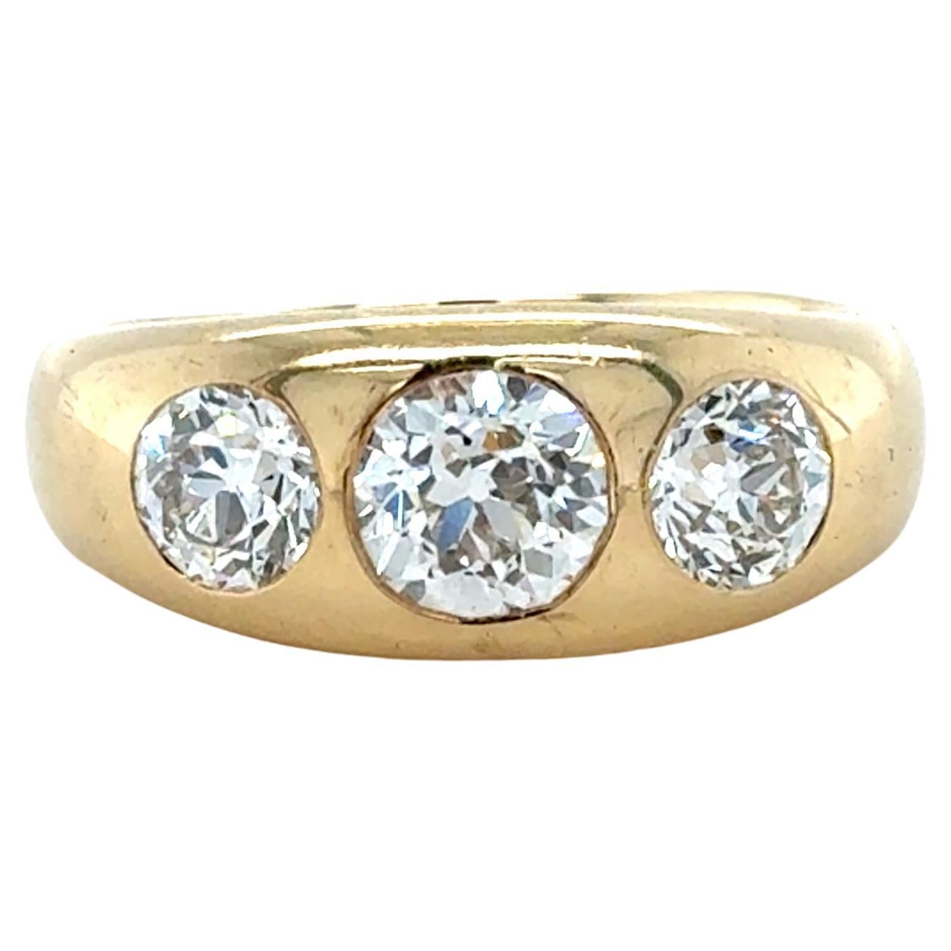2.55 Carat Three Stone Old European Cut Diamond Gypsy Set Ring (bague tzigane à trois pierres) en vente