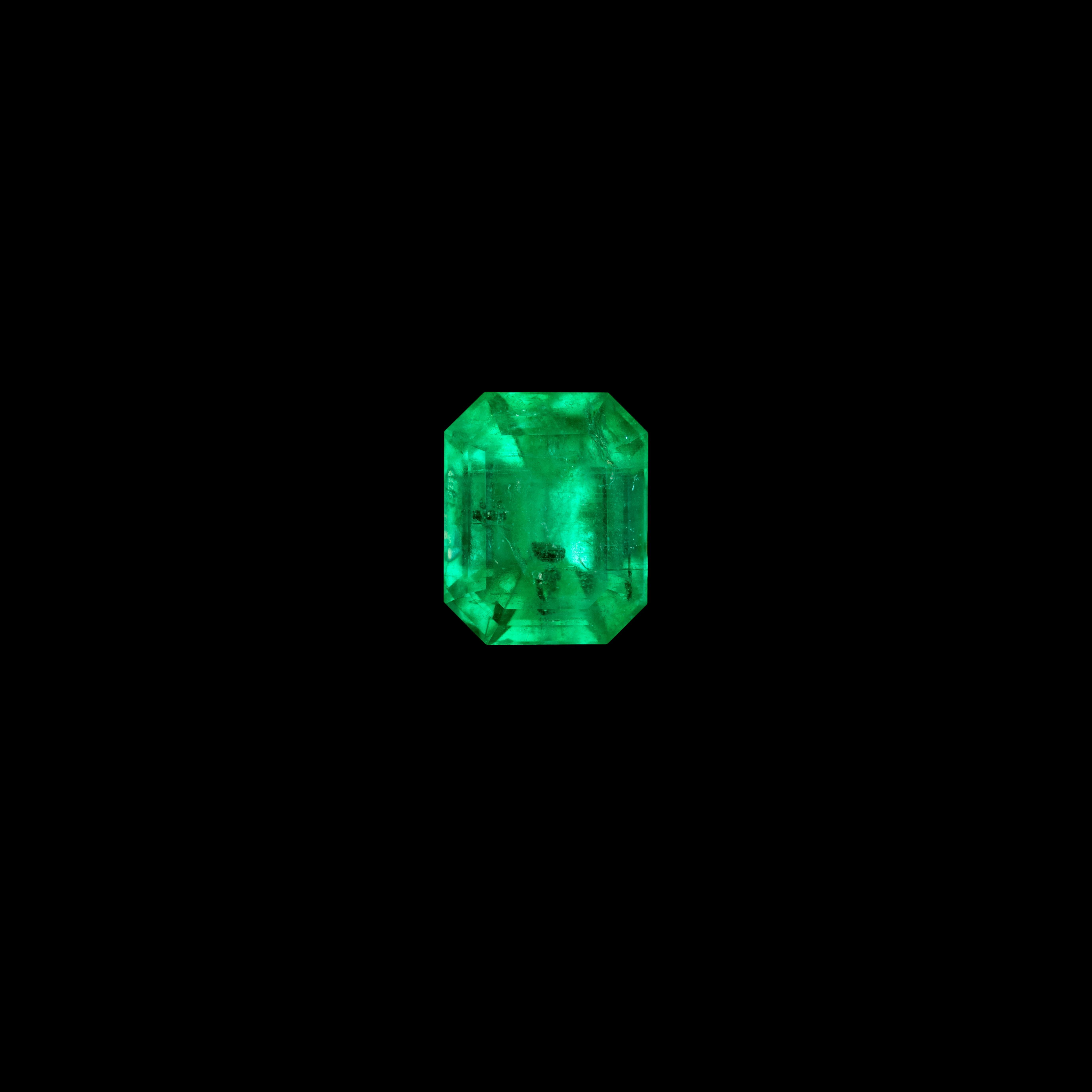 Questo smeraldo da 2,55 carati presenta un taglio ottagonale (smeraldo) a gradini perfettamente proporzionato che massimizza la sua vibrante tonalità verde medio-profonda. La sua eccezionale trasparenza e la vivace scintillazione la