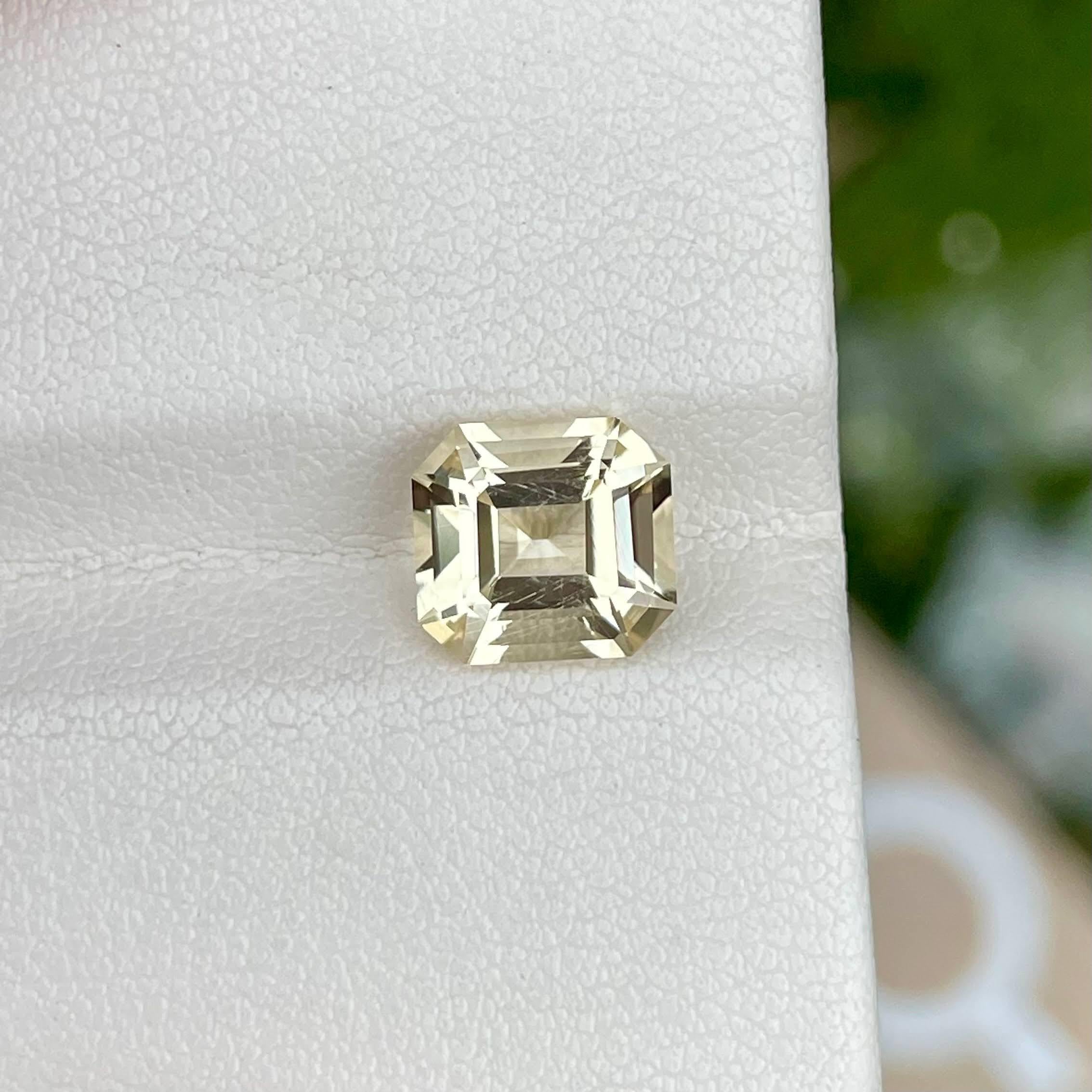Peso 2,55 carati 
Dimensioni 8,6x8,0x6,1 mm
Trattamento nessuno 
Origine Tanzania 
Occhi chiari e puliti 
Forma ottagonale 
Tagliare Asscher 



La pietra di scapolite giallo chiaro da 2,55 carati, lavorata con taglio asscher, emana un'aura delicata