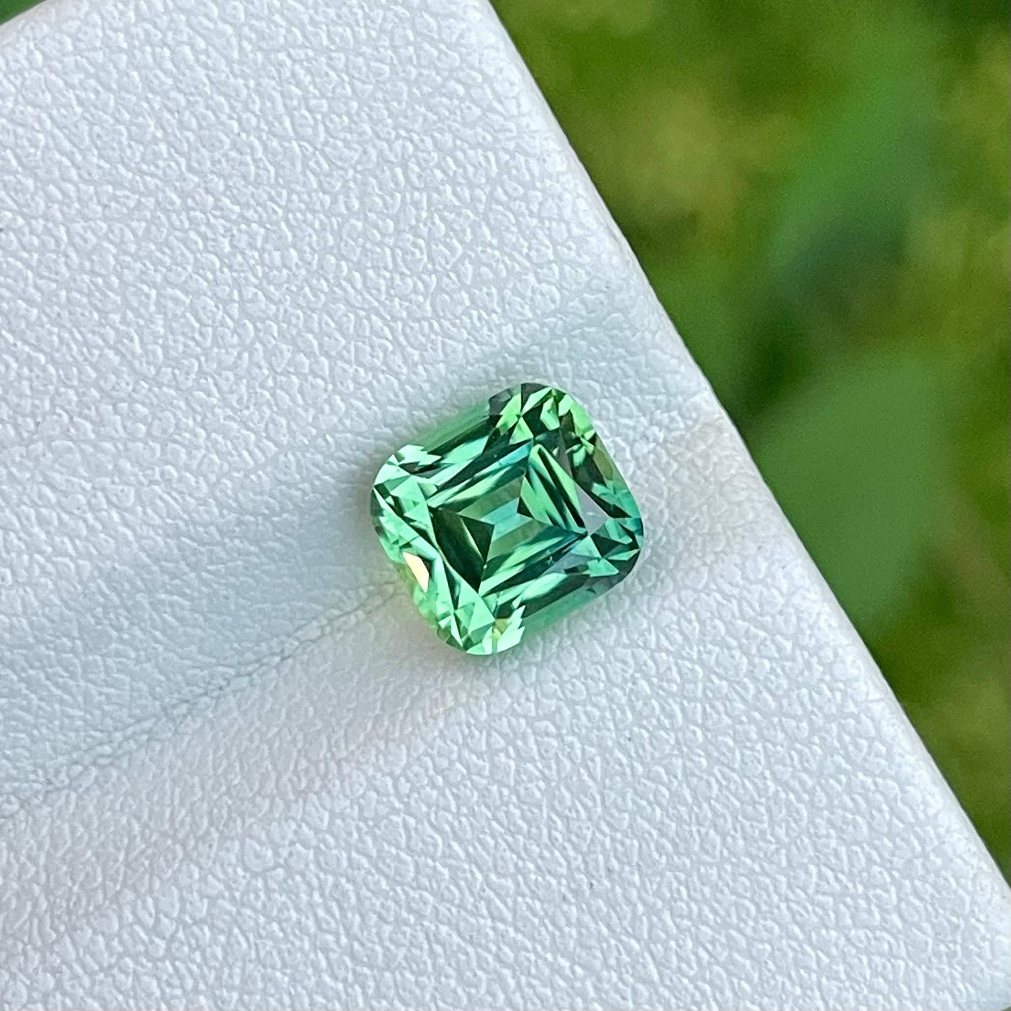 Gewicht 2,55 Karat 
Abmessungen 7,4x6,9x6,2 mm
Behandlung keine 
Herkunft Afghanistan 
Clarity Loupe sauber 
Kissen formen
Fancy Kissen schneiden 



Der 2.55 Karat schwere, kissenförmig geschliffene mintgrüne Turmalin ist ein eindrucksvolles