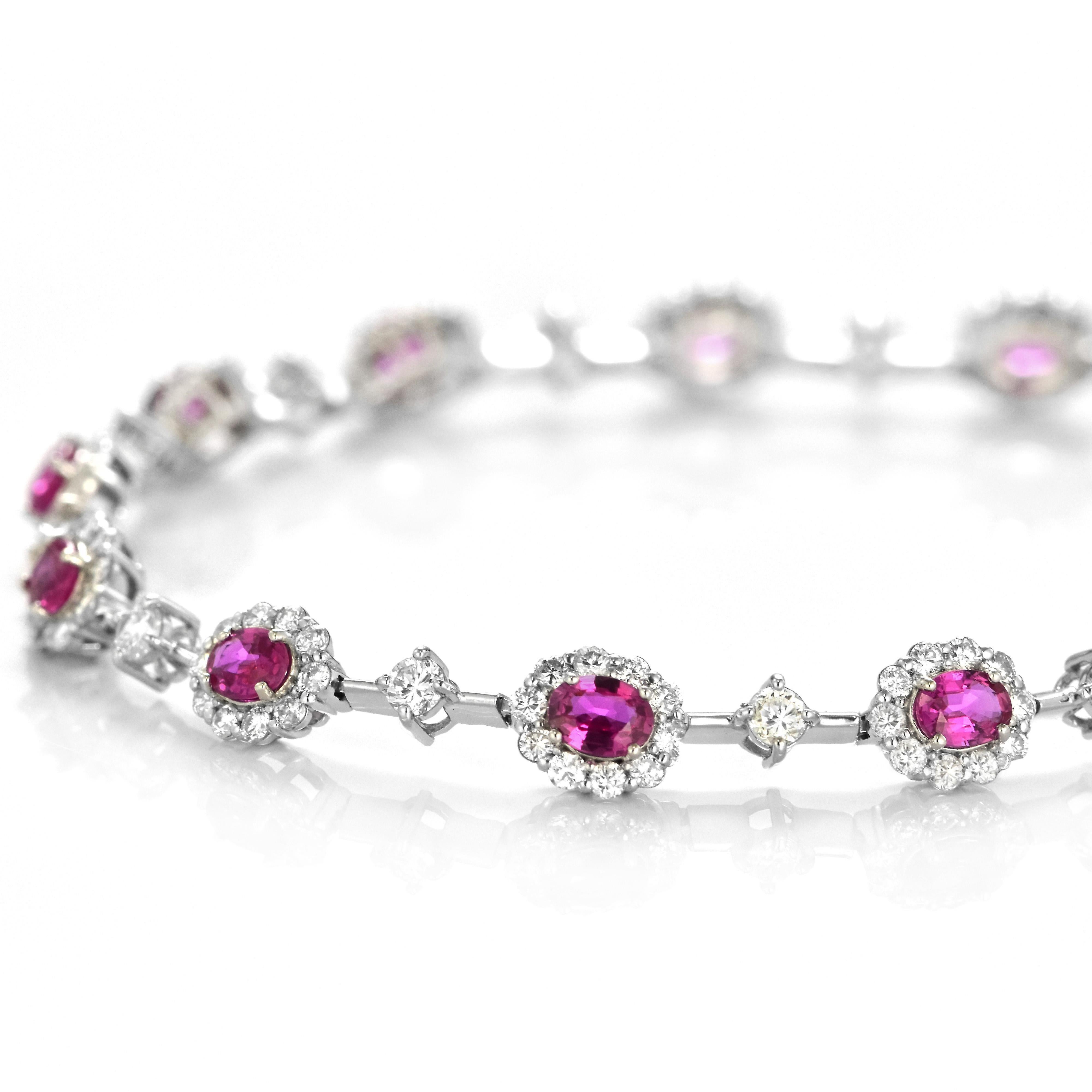 Ein schönes Armband aus Platin mit insgesamt 2,55 Karat unbehandelten Rubinen und 1,96 Karat Diamanten. Rubine werden im Sanskrit als 