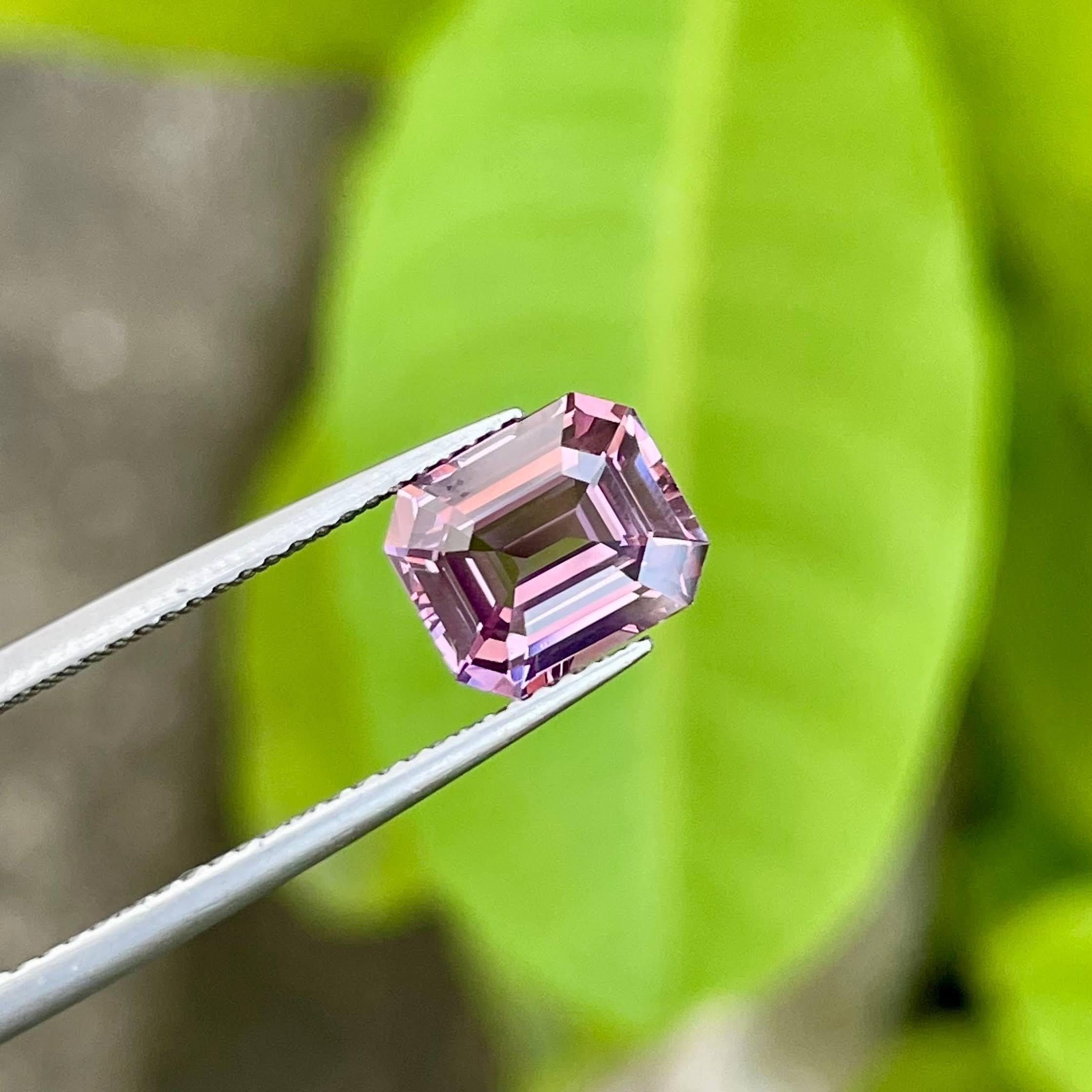 Taille émeraude 2.55 carats Pink Loose Spinel Stone Emerald Cut Natural Brumes Gemstone en vente