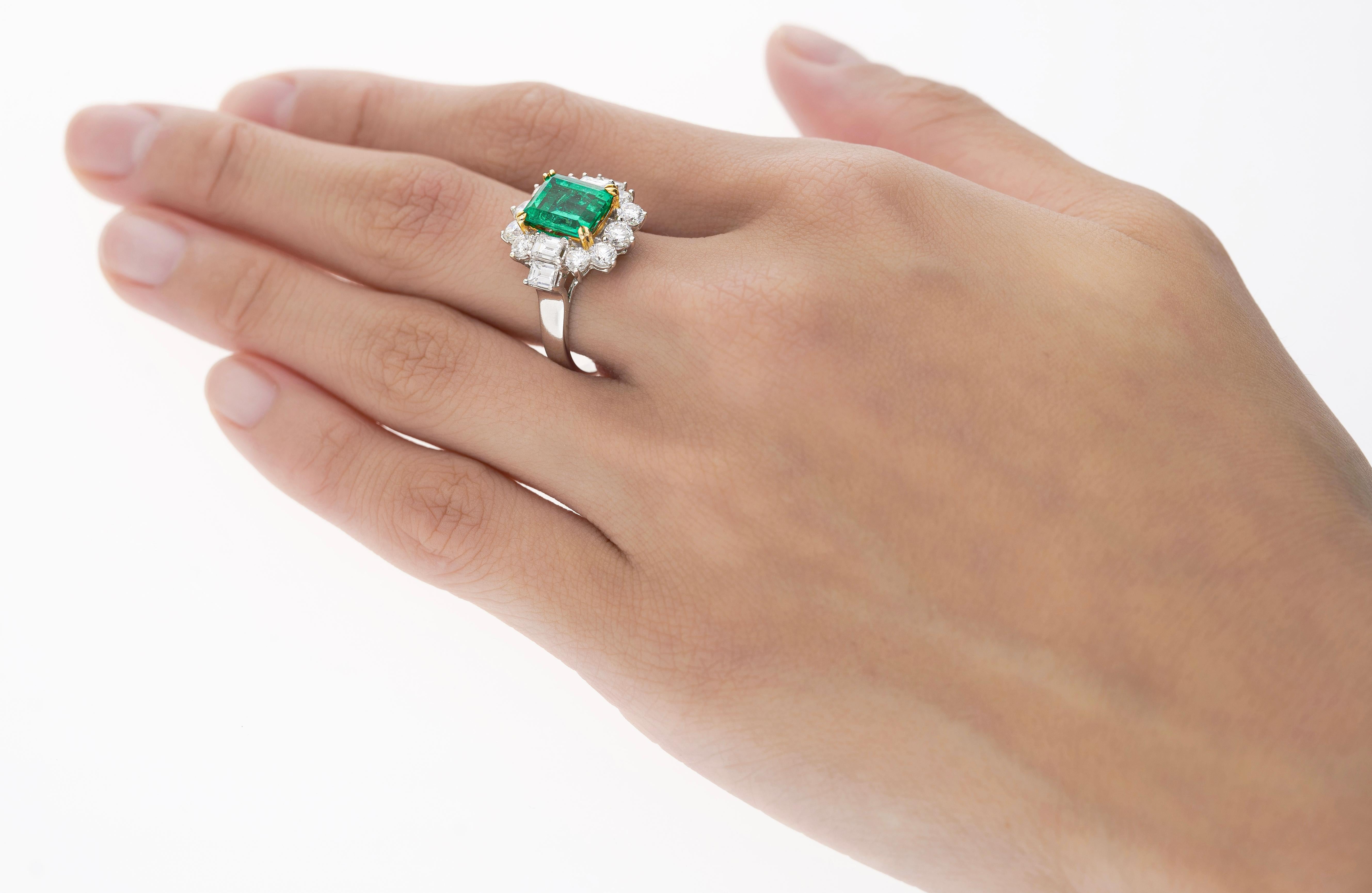 2.55 Colombian Emerald With Round & Emerald Cut Diamonds Sides Ring in 18K Gold For Sale 7