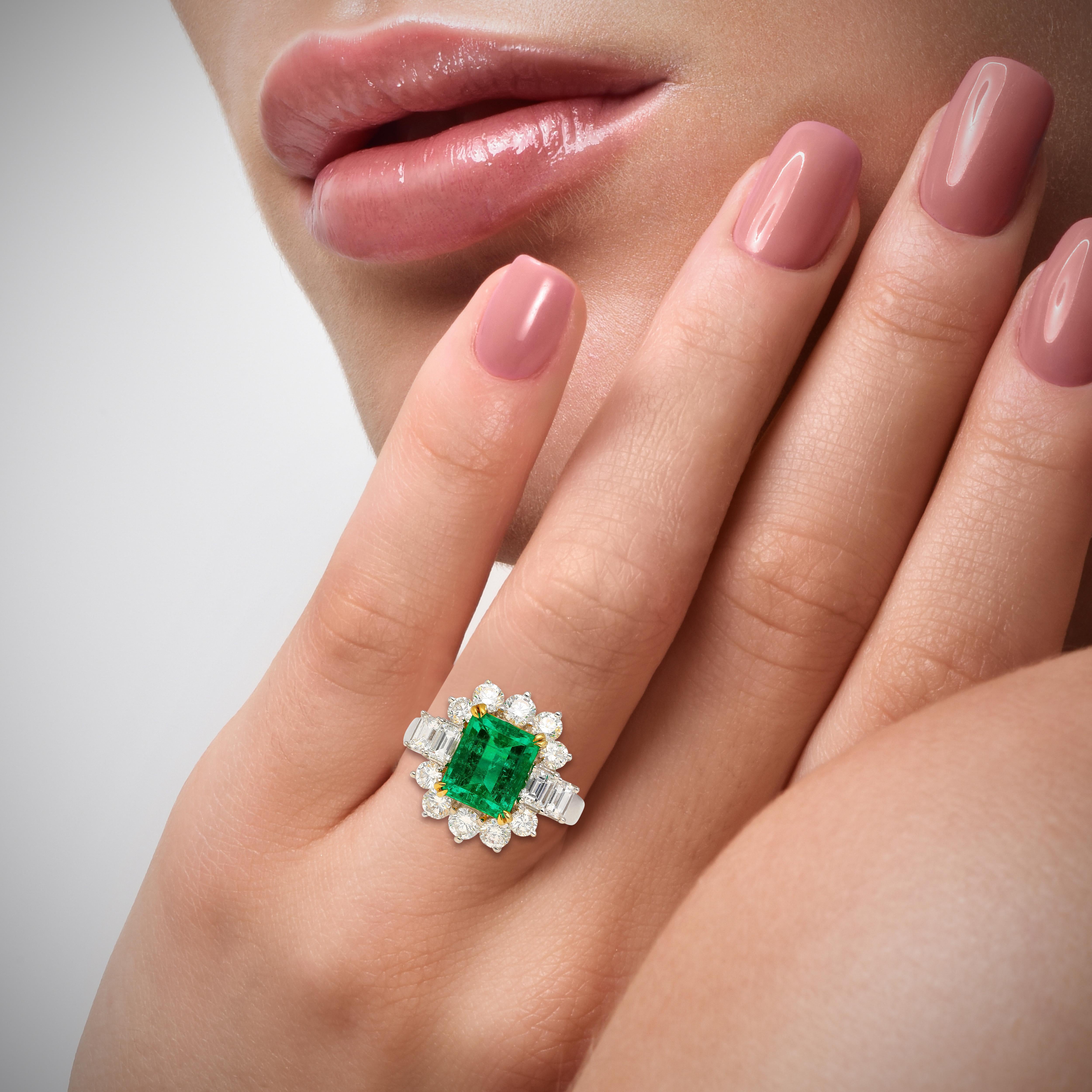 2.55 Colombian Emerald With Round & Emerald Cut Diamonds Sides Ring in 18K Gold For Sale 2