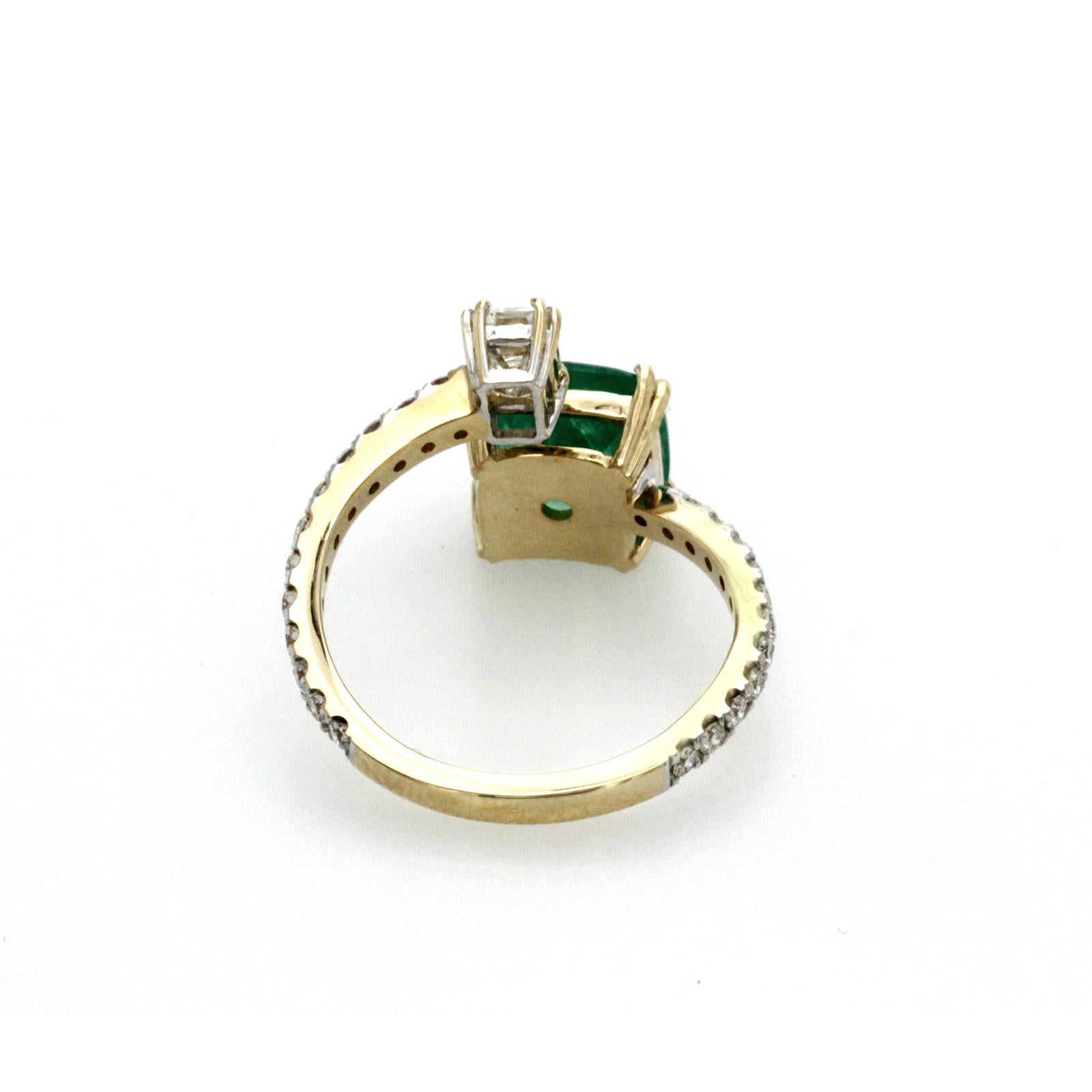 Round Cut 2.55 Ct Colombian Emerald & 0.52 Ct Diamonds in 14k Yellow Gold Engagement Ring For Sale