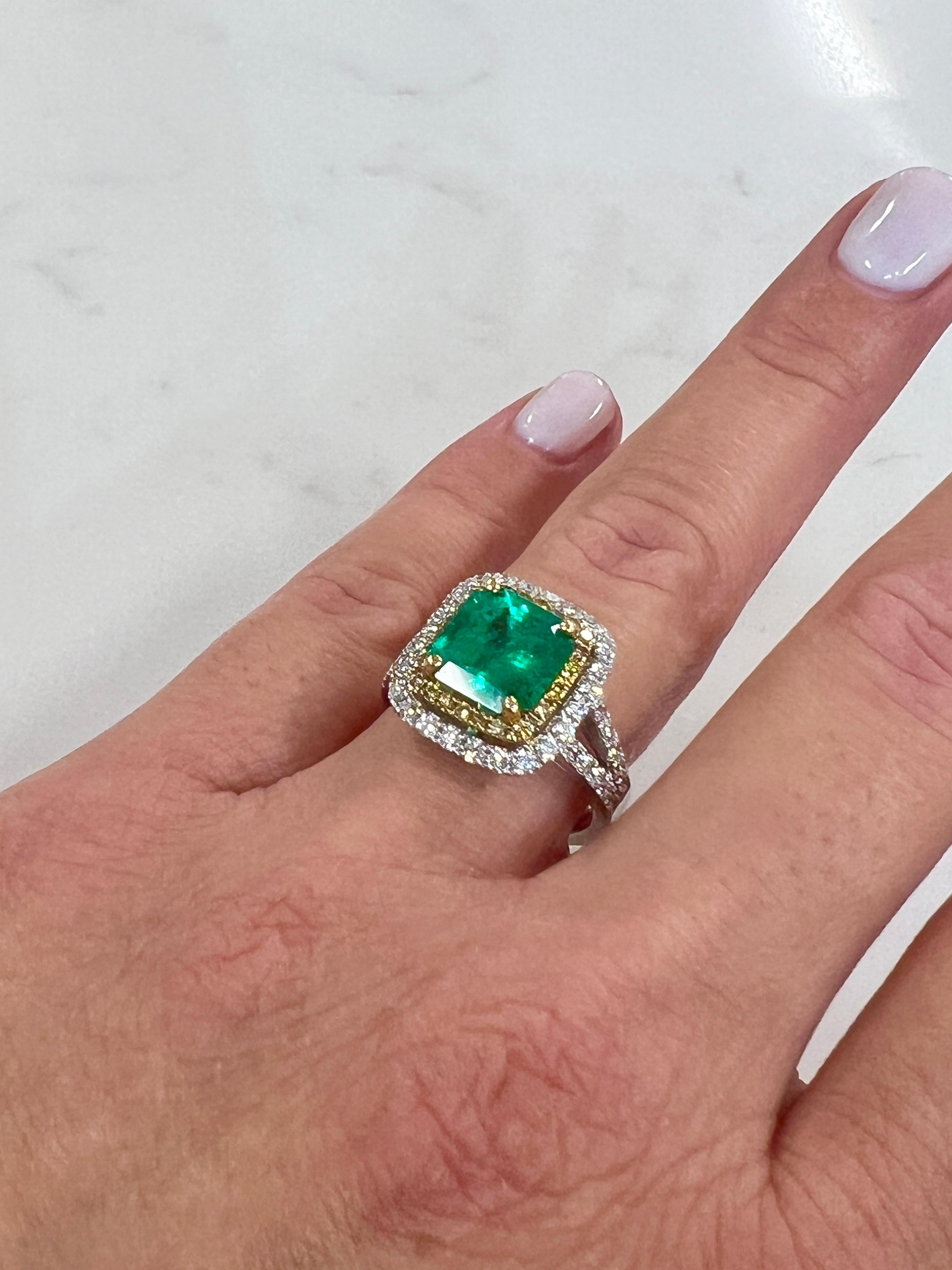 Women's or Men's 3.56 ct Natural Emerald & Diamond Ring For Sale