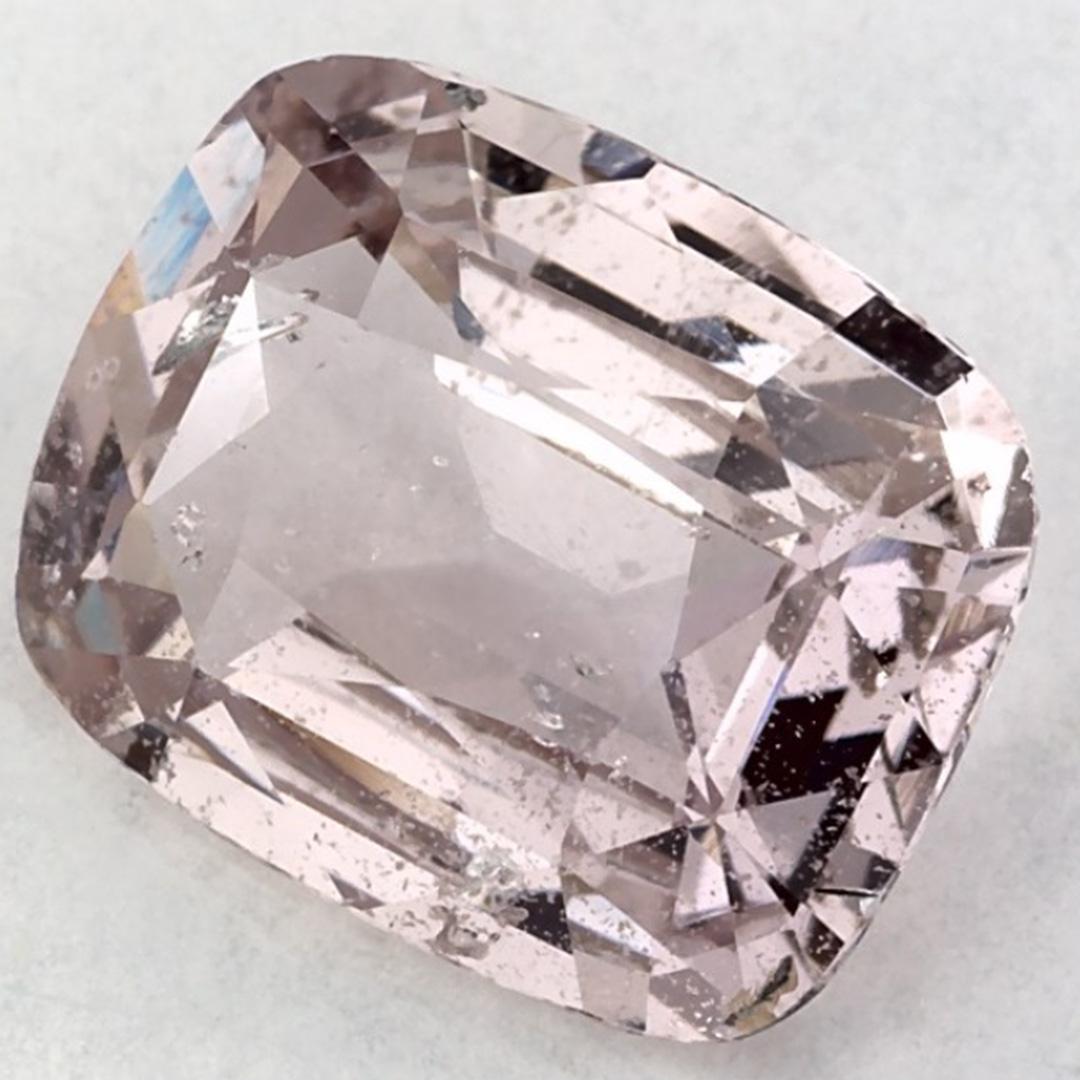 Questo zaffiro rosa naturale offre eleganza e raffinatezza. Con la sua ricca saturazione del colore e il taglio preciso, è il centro perfetto per un anello di fidanzamento o un design di gioielli di lusso.

Questo zaffiro proviene dallo Sri Lanka