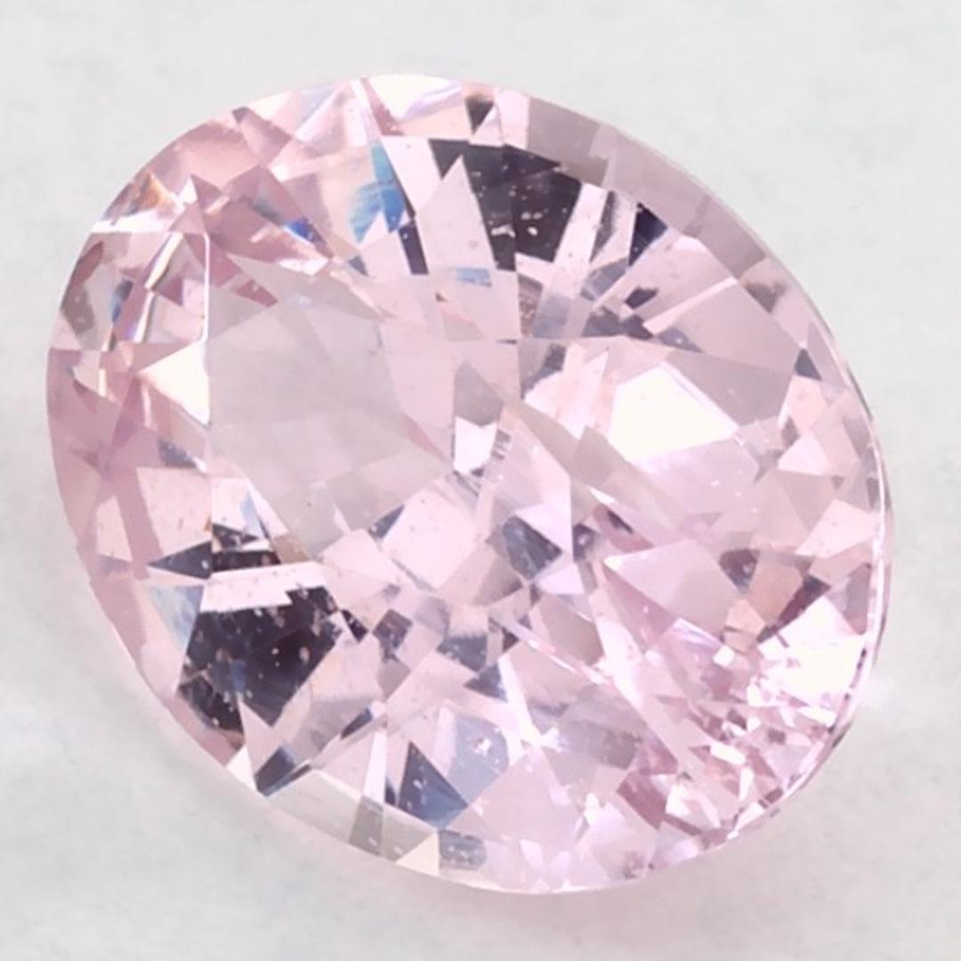 Questo zaffiro rosa naturale offre eleganza e raffinatezza. Con la sua ricca saturazione del colore e il taglio preciso, è il centro perfetto per un anello di fidanzamento o per un design di gioielli di lusso.

Questo zaffiro proviene dallo Sri