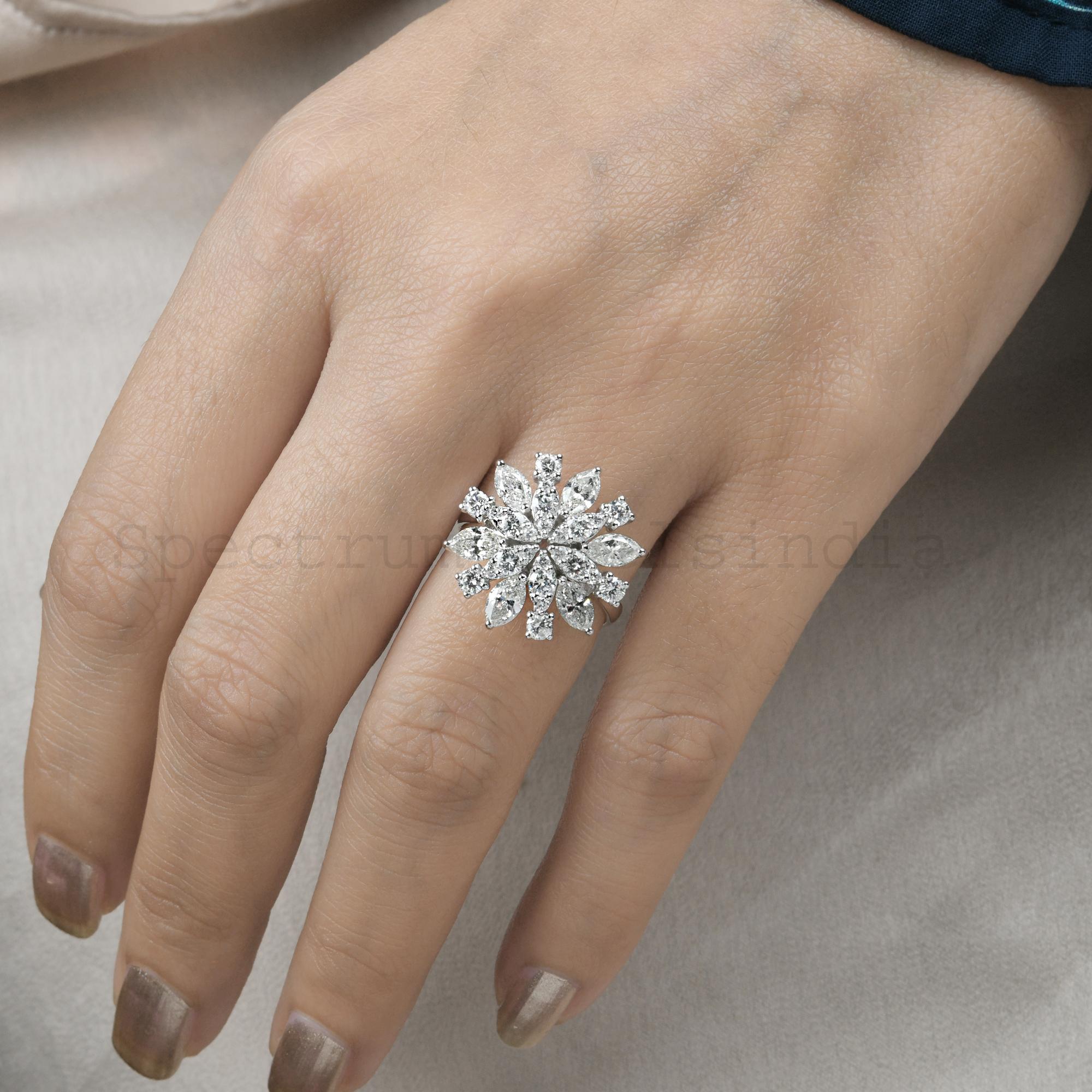 Im Angebot: 2,55 CTW SI/H Diamant-Cluster-Cocktailring für Frauen aus 18k Weißgold () 2