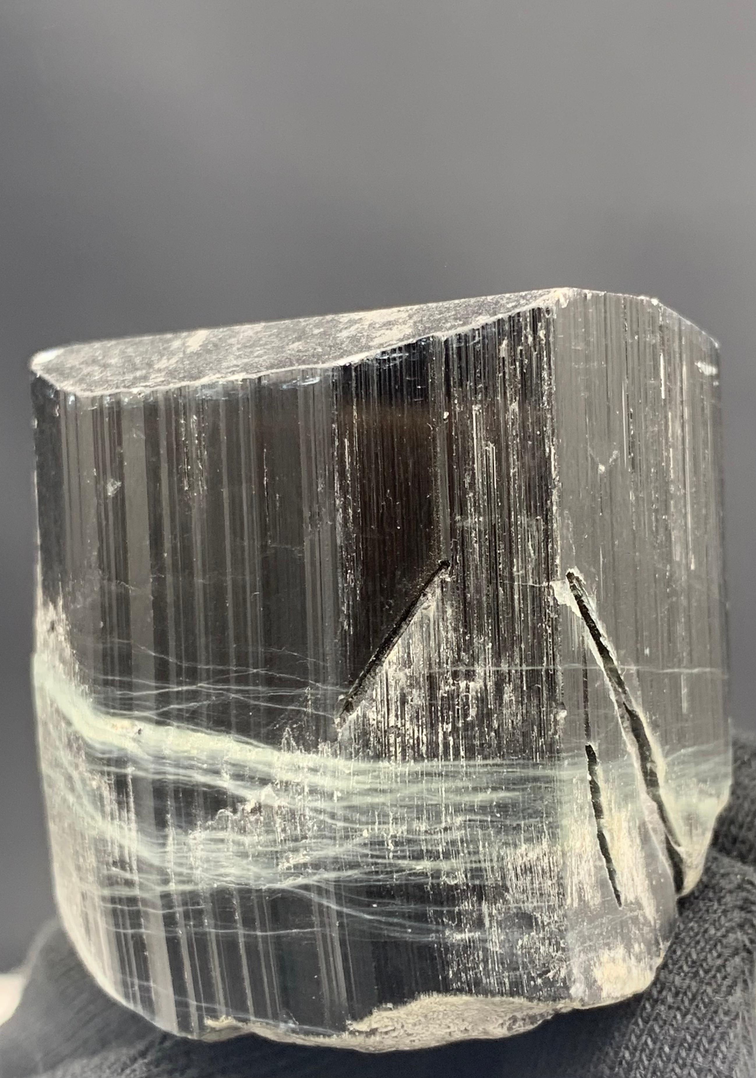 255.07 Gramm Schöner schwarzer Turmalin-Kristall aus Afghanistan  (Afghanisch) im Angebot