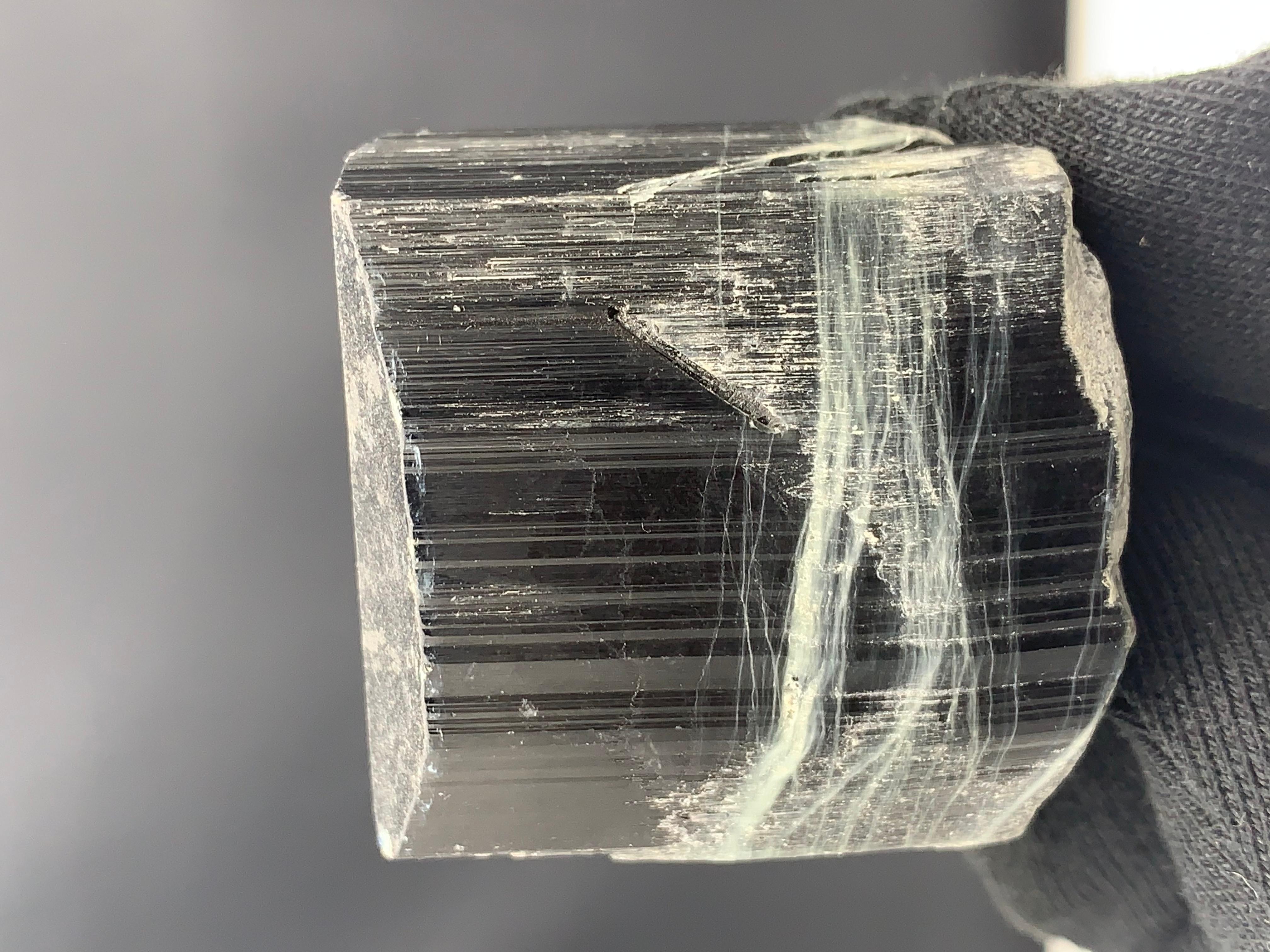 255.07 Gramm Schöner schwarzer Turmalin-Kristall aus Afghanistan  (18. Jahrhundert und früher) im Angebot