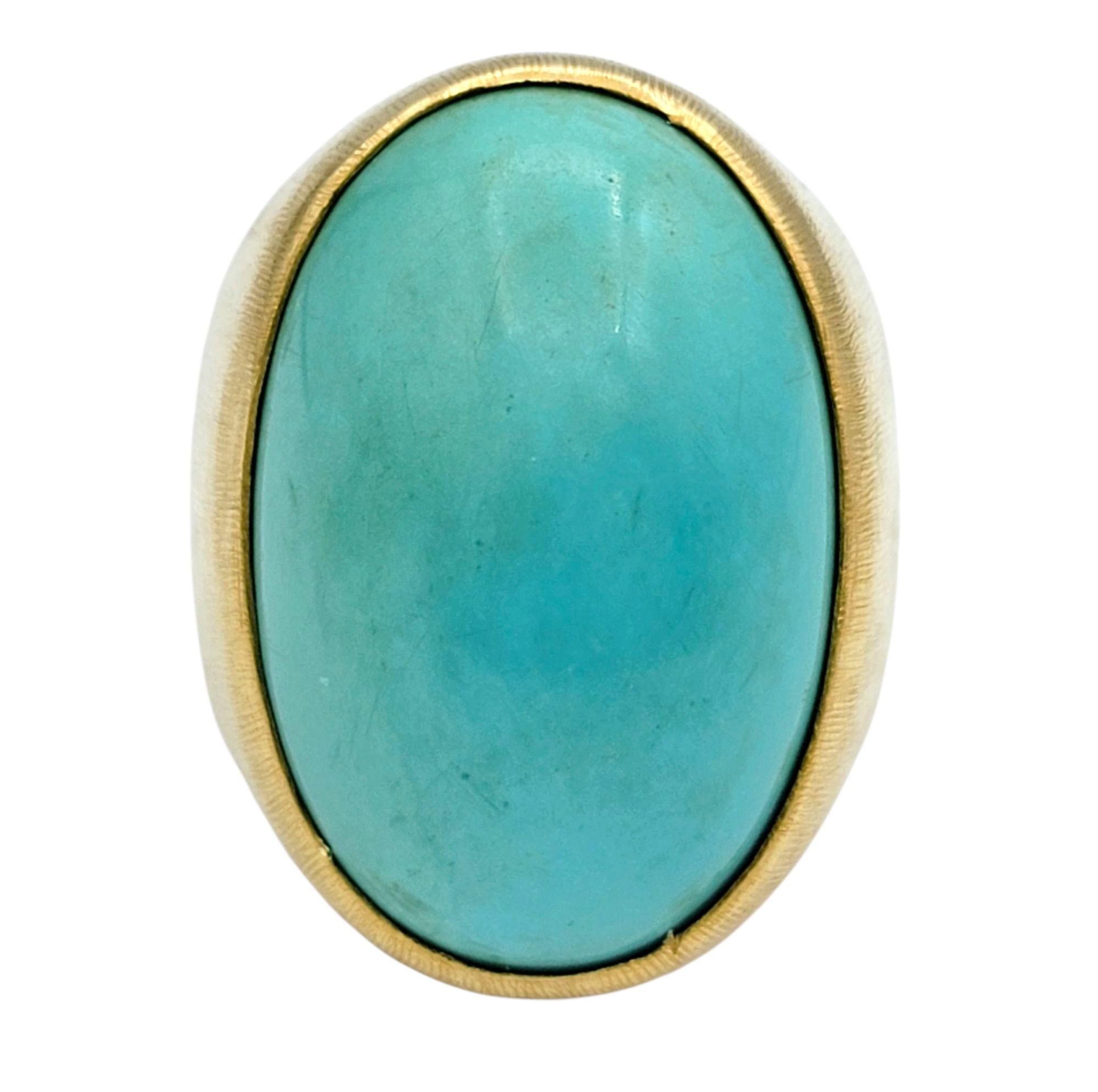 Taille de lla bague : 6 

Cette bague audacieuse et captivante est centrée sur une impressionnante turquoise ovale taillée en cabochon dans une riche teinte. La surface lisse et polie de la pierre et sa couleur vive lui confèrent une présence