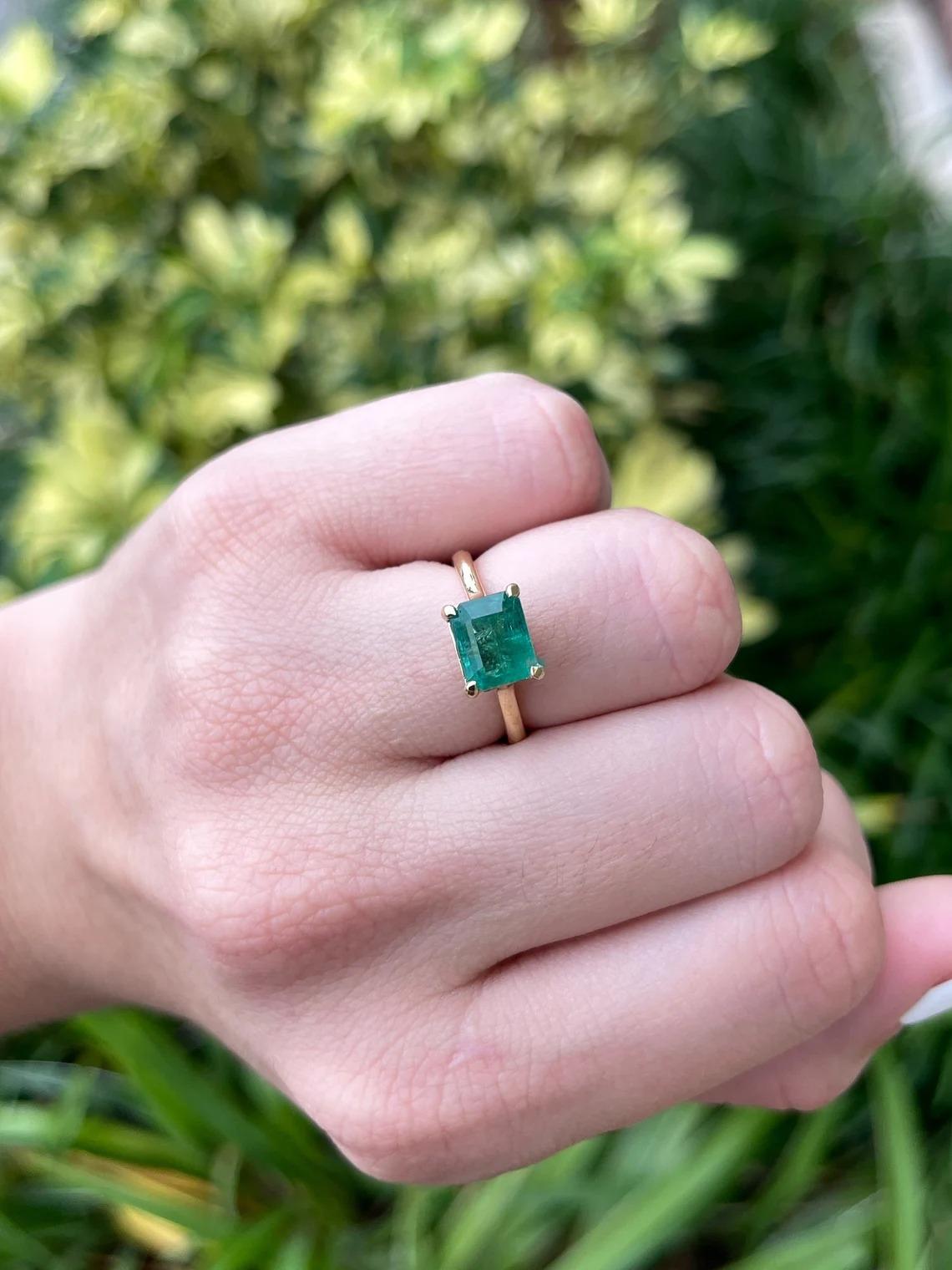 Modern 2.55ct 18K East to West Emerald Cut Emerald Solitaire 4 Prong Gold Accent Ring For Sale