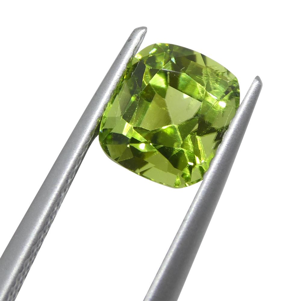 Taglio brillante Peridoto verde giallastro a cuscino da 2,55 carati in vendita