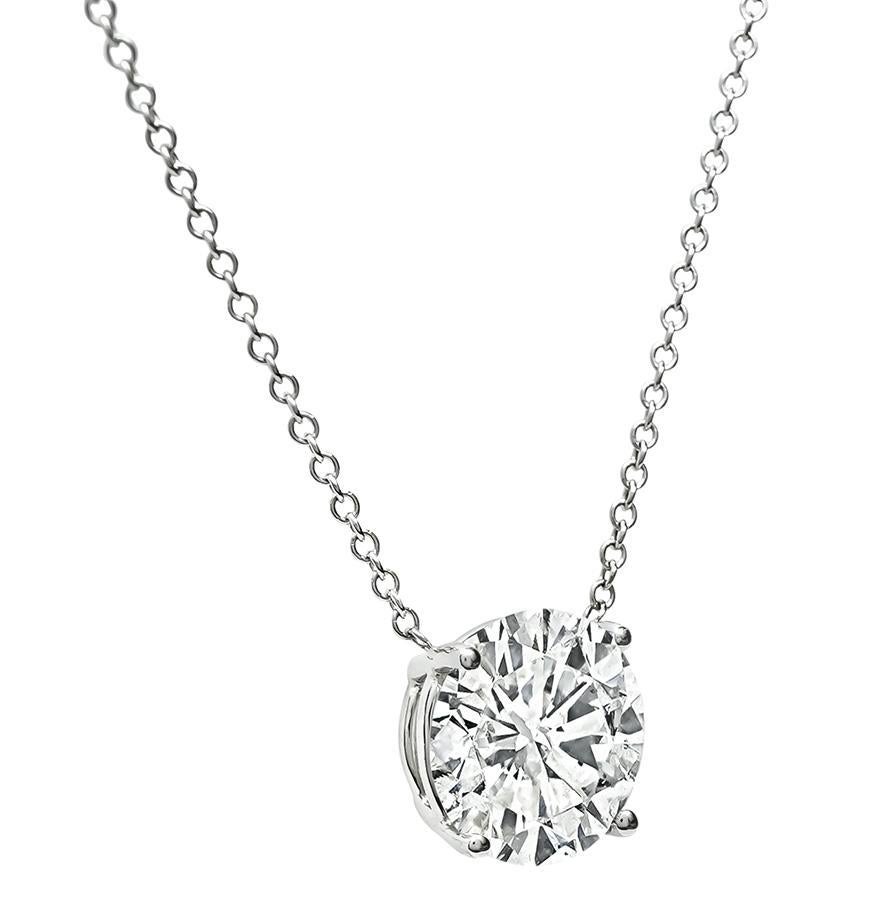 Dies ist eine charmante 14k Weißgold Solitär Anhänger Halskette. Die Halskette ist mit einem funkelnden, rund geschliffenen Diamanten von ca. 2.55 ct besetzt. Die Farbe des Diamanten ist H mit I1 Klarheit. Der Durchmesser des Anhängers beträgt 9 mm.