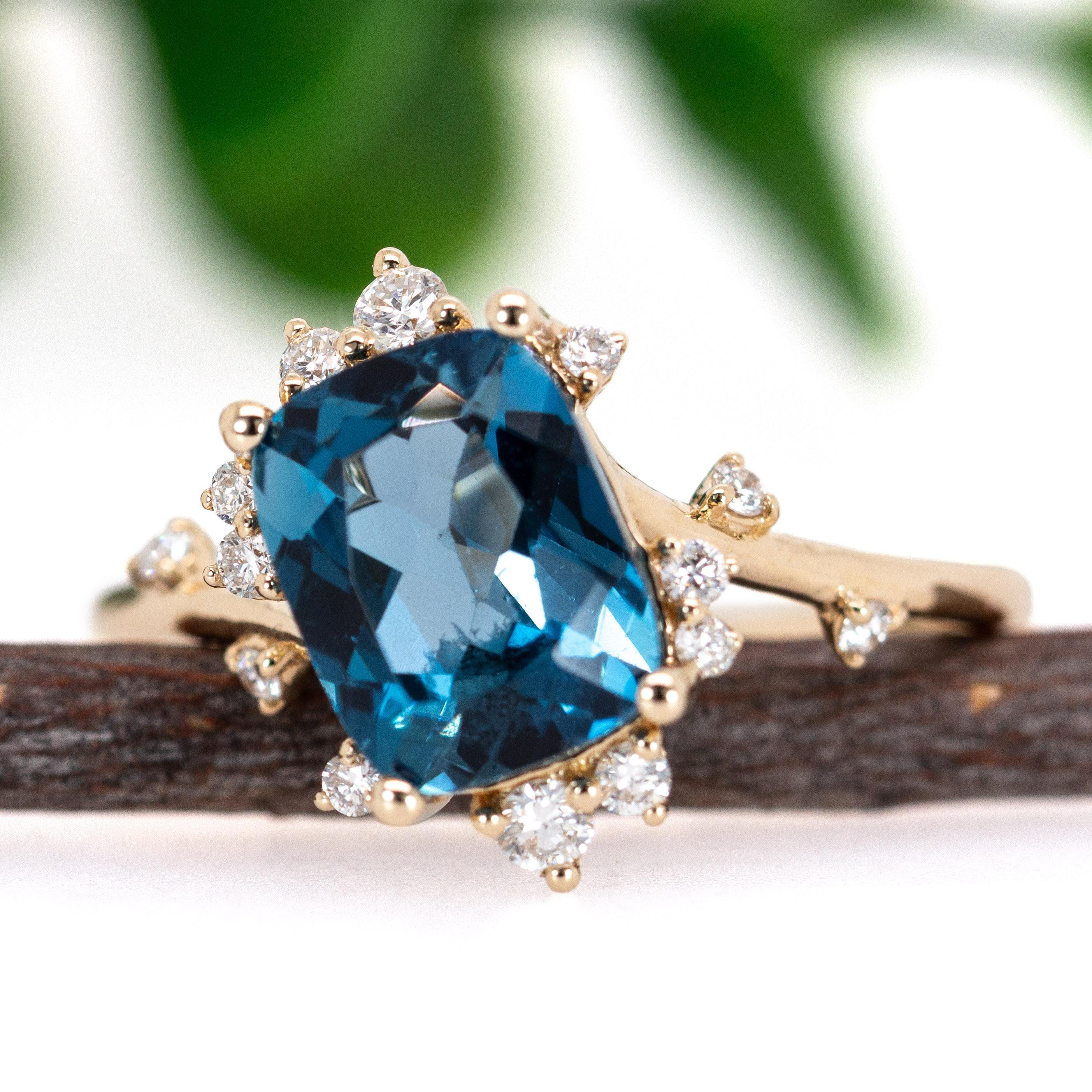 2,55cts Anillo de topacio azul de Londres con diamantes naturales en oro macizo de 14 quilates  CU 9x7mm Art Decó en venta