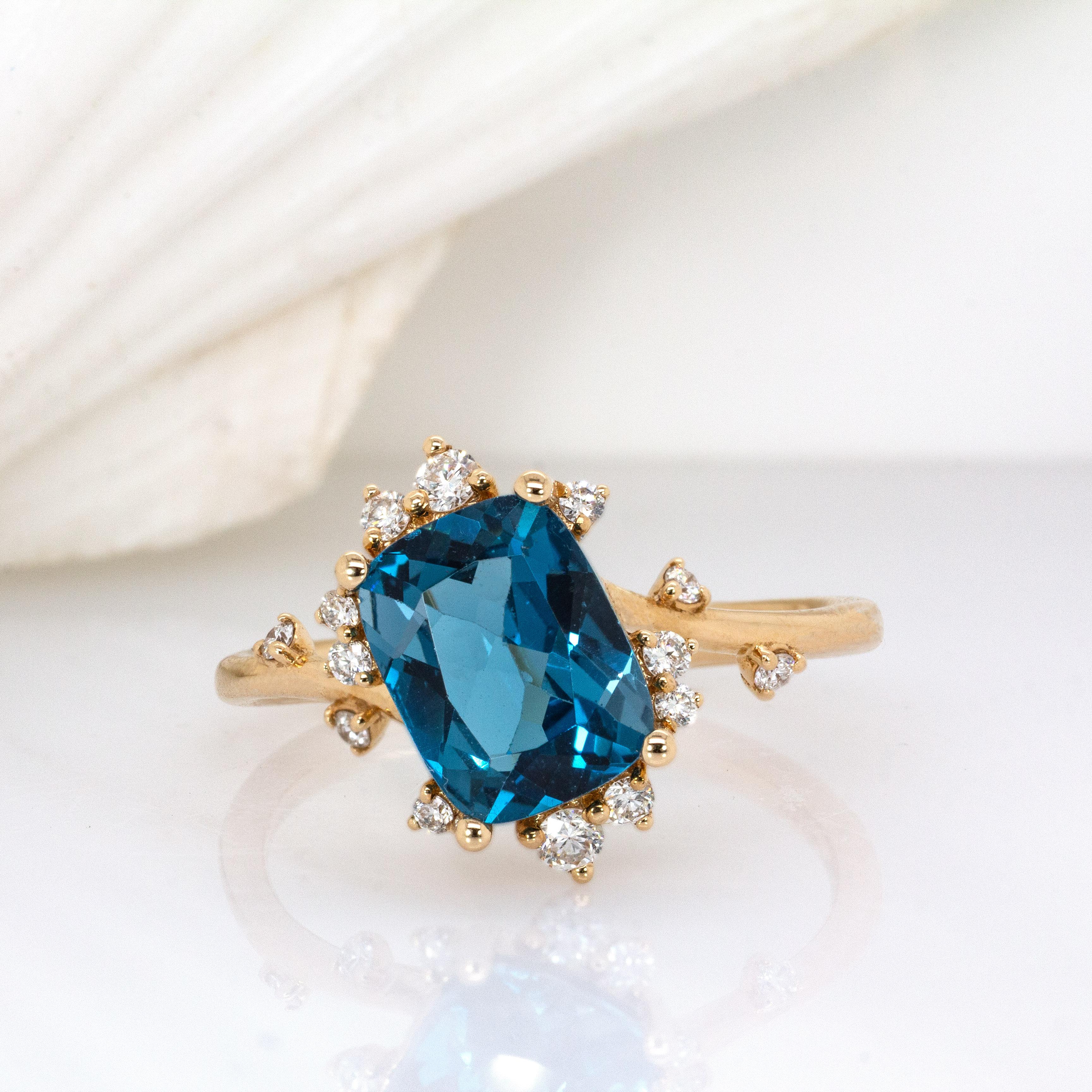 2,55 Karat Londoner Blauer Topas Ring mit natürlichen Diamanten aus massivem 14K Gold  CU 9x7mm (Kissenschliff) im Angebot