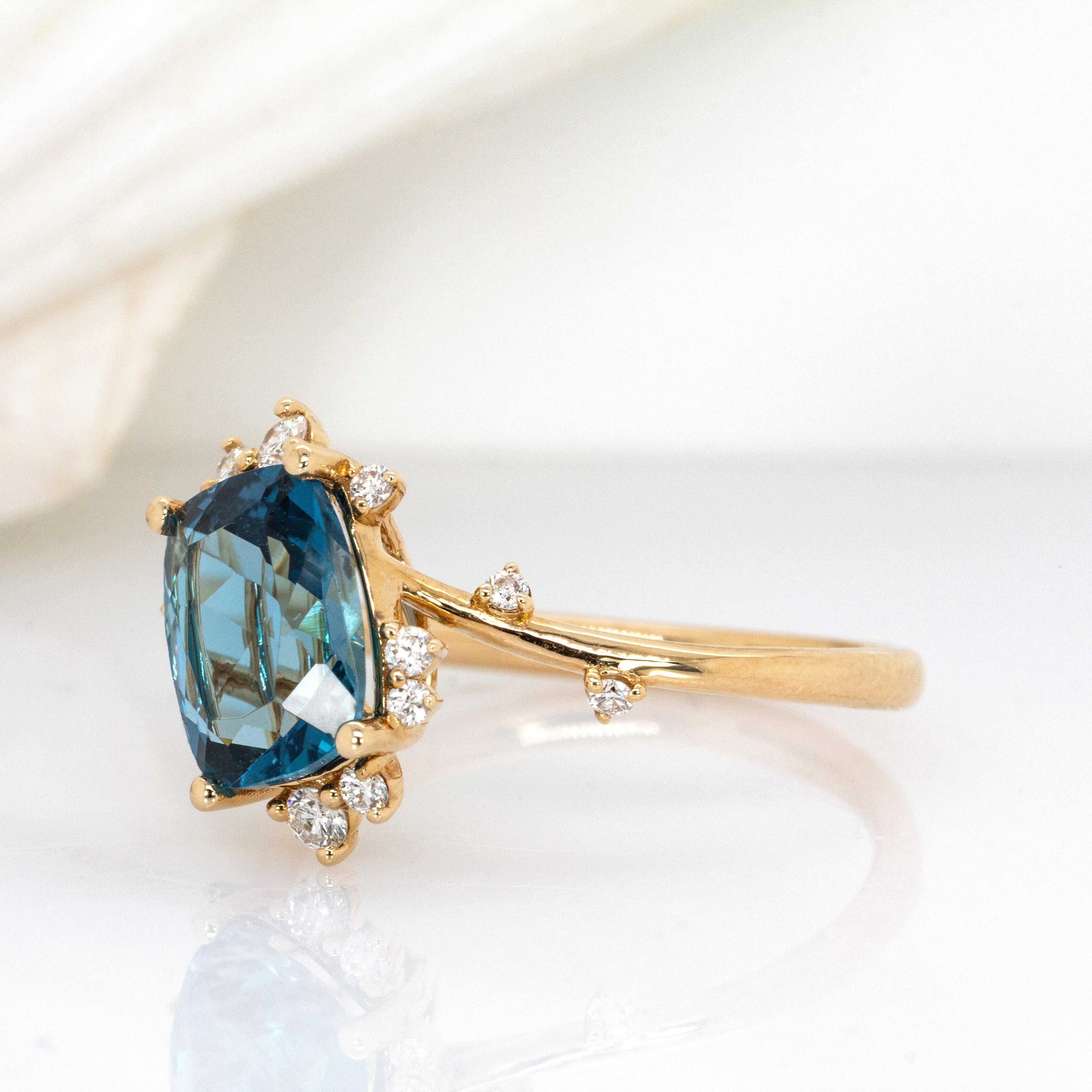 2,55 Karat Londoner Blauer Topas Ring mit natürlichen Diamanten aus massivem 14K Gold  CU 9x7mm im Zustand „Neu“ im Angebot in Columbus, OH