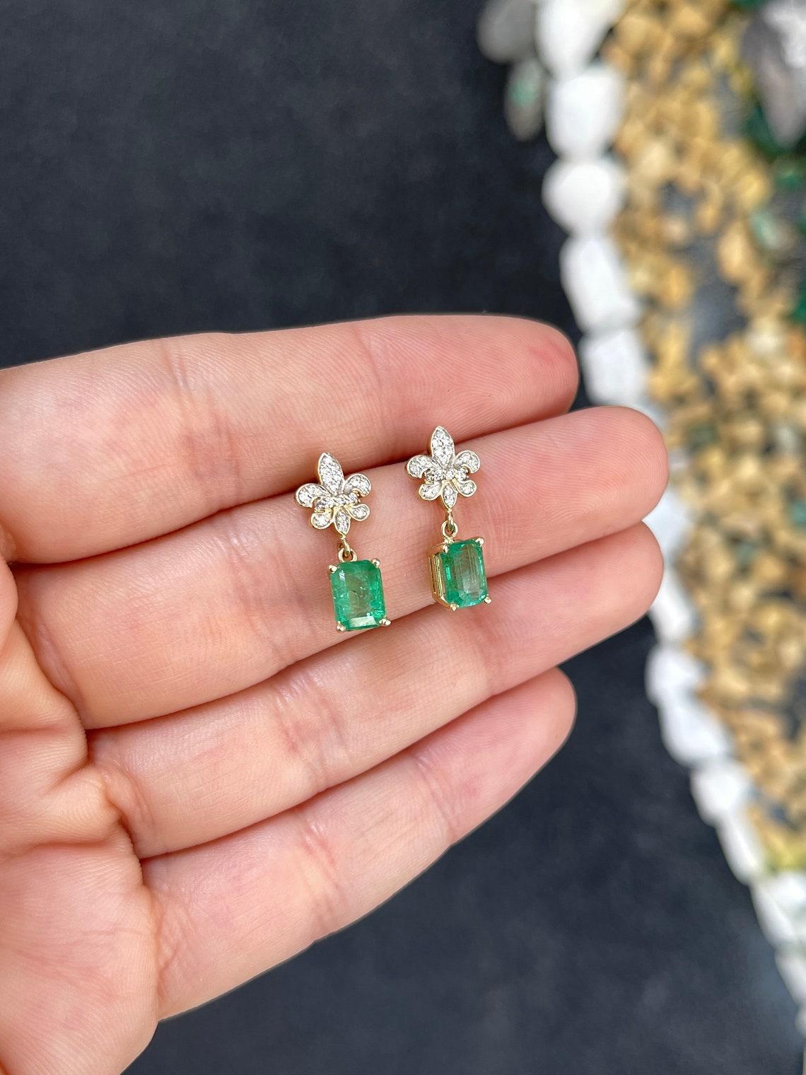 Moderno Orecchini a pendente con smeraldo e diamante 2,55tcw 14K Greene & Greene in vendita
