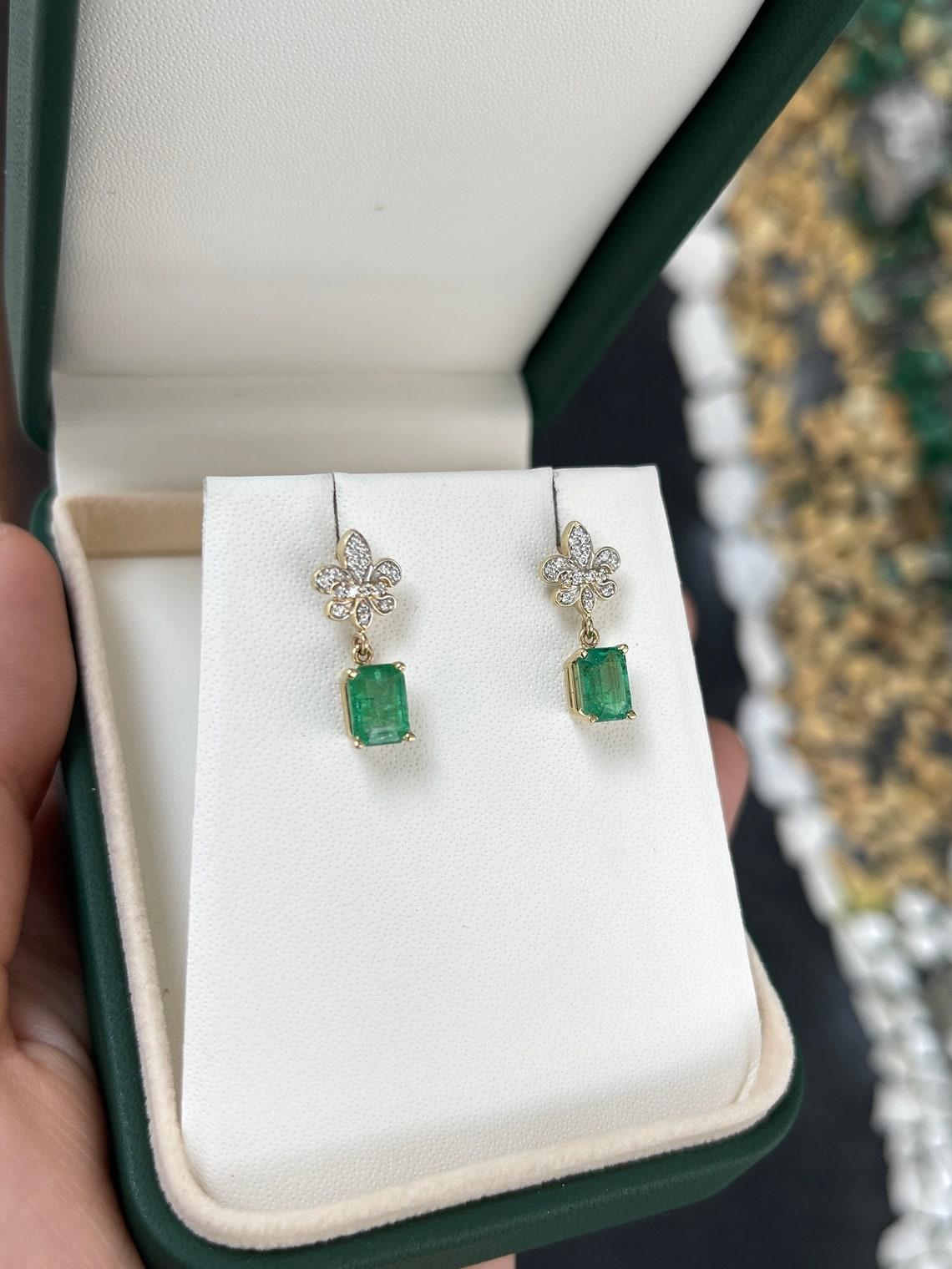 Orecchini a pendente con smeraldo e diamante 2,55tcw 14K Greene & Greene in vendita 1