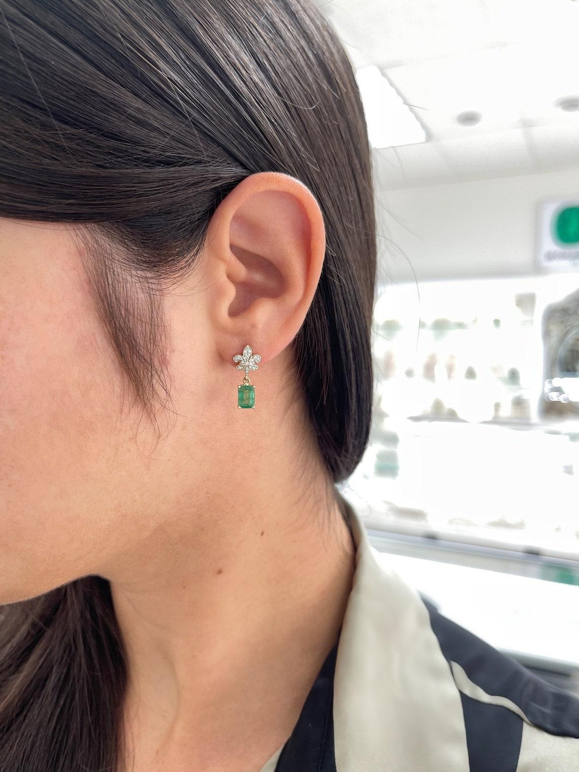 Orecchini a pendente con smeraldo e diamante 2,55tcw 14K Greene & Greene in vendita 2