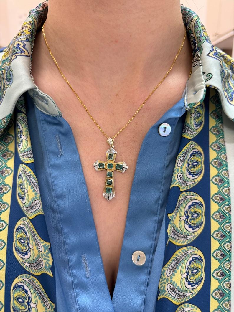 Die Kette ist separat erhältlich.

Einstellung Stil: Lünette
MATERIAL der Fassung: 18K Gelb- und Weißgold
Einstellung Gewicht: 6,9 Gramm

Hauptstein: Smaragd
Anzahl: 7
Form: Asscher, Prinzessin, Smaragdschliff
Ungefähres Gewicht: 2,55 Karat