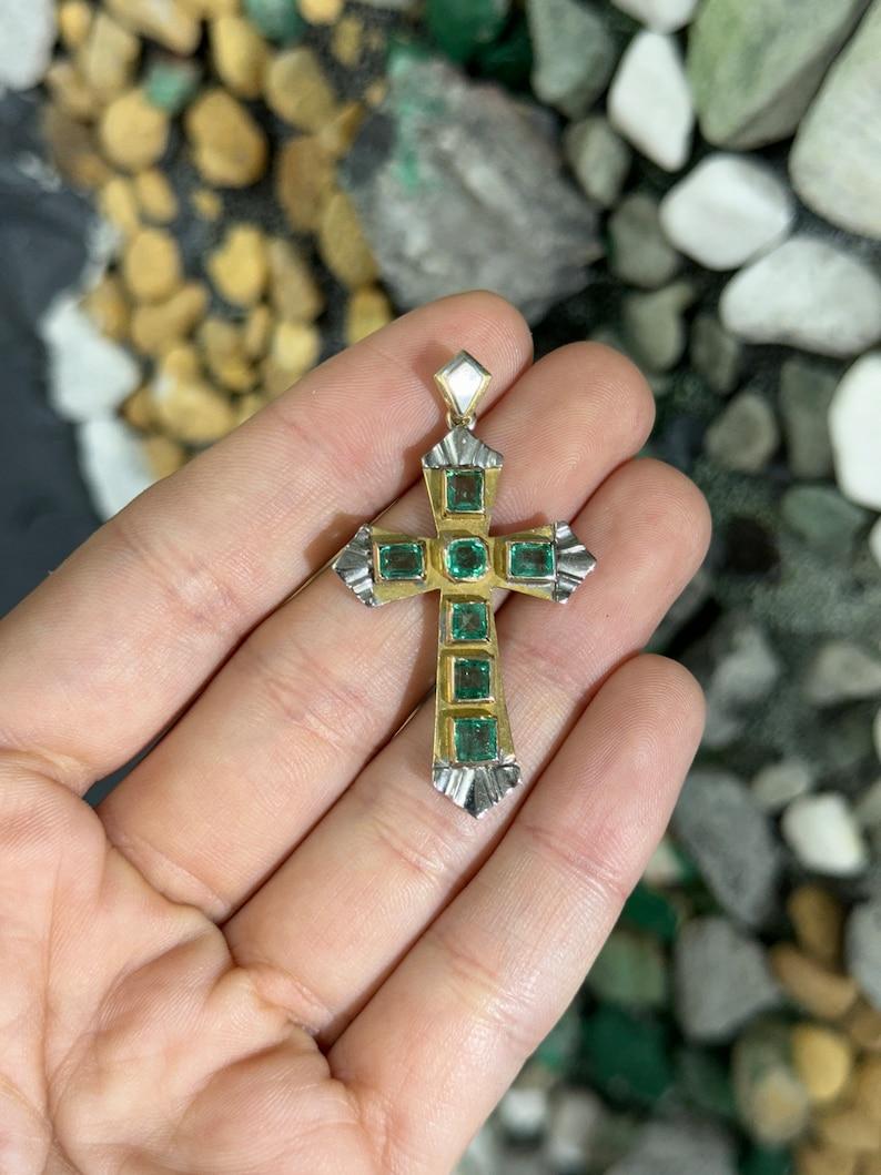 2,55tcw 18K präkolumbianisches Goldkreuz - Unisex-Anhänger 750 mit zweifarbigem Smaragdschliff im Smaragdschliff im Angebot 2
