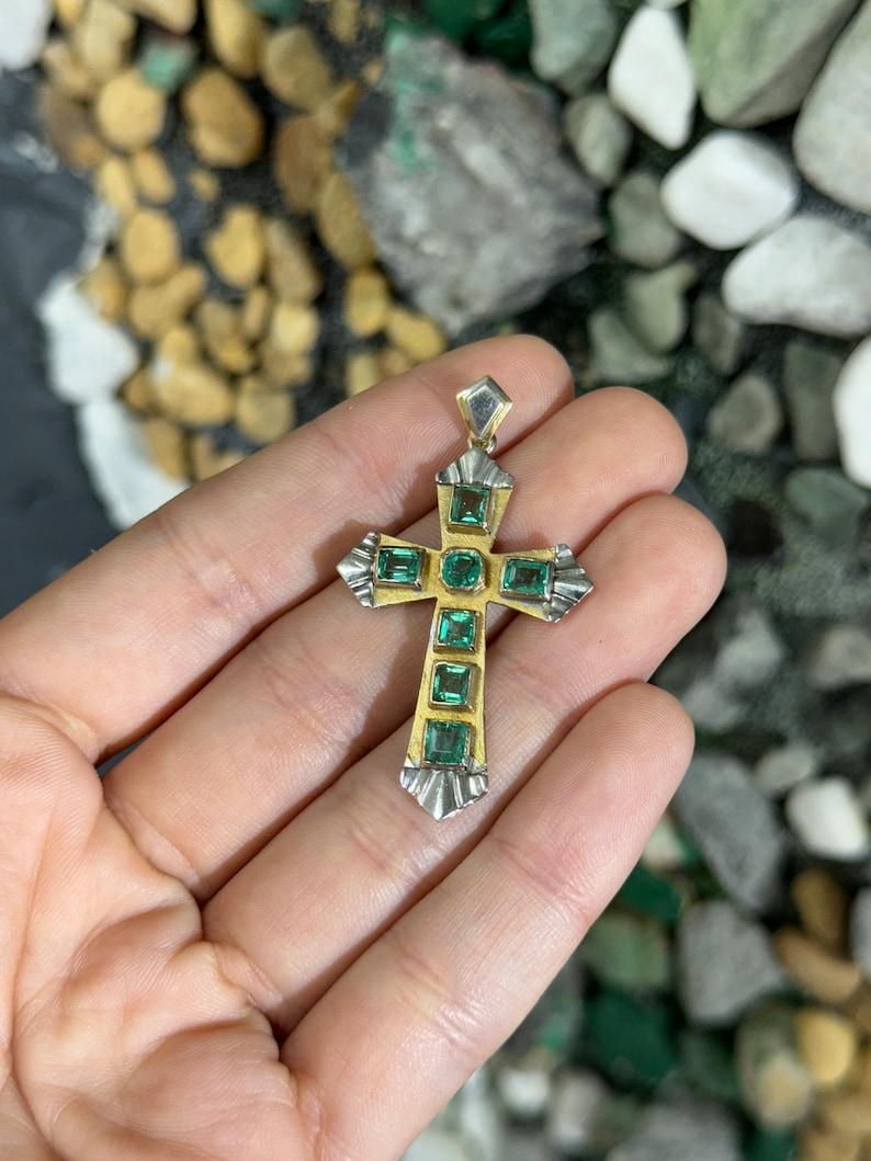2,55tcw 18K präkolumbianisches Goldkreuz - Unisex-Anhänger 750 mit zweifarbigem Smaragdschliff im Smaragdschliff im Angebot 5