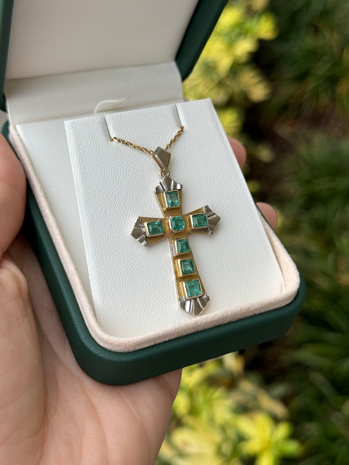 Modern 2.55tcw 18K Two-Toned Gold Pre-Colombian Emerald Cross Bezel Set Asscher For Sale