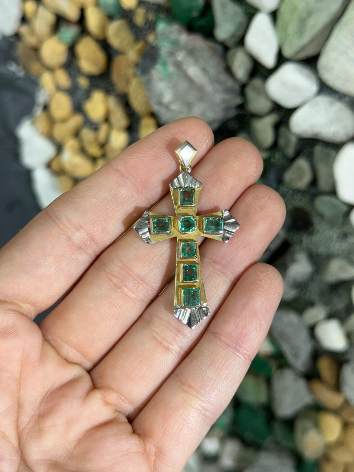 Women's 2.55tcw 18K Two-Toned Gold Pre-Colombian Emerald Cross Bezel Set Asscher For Sale