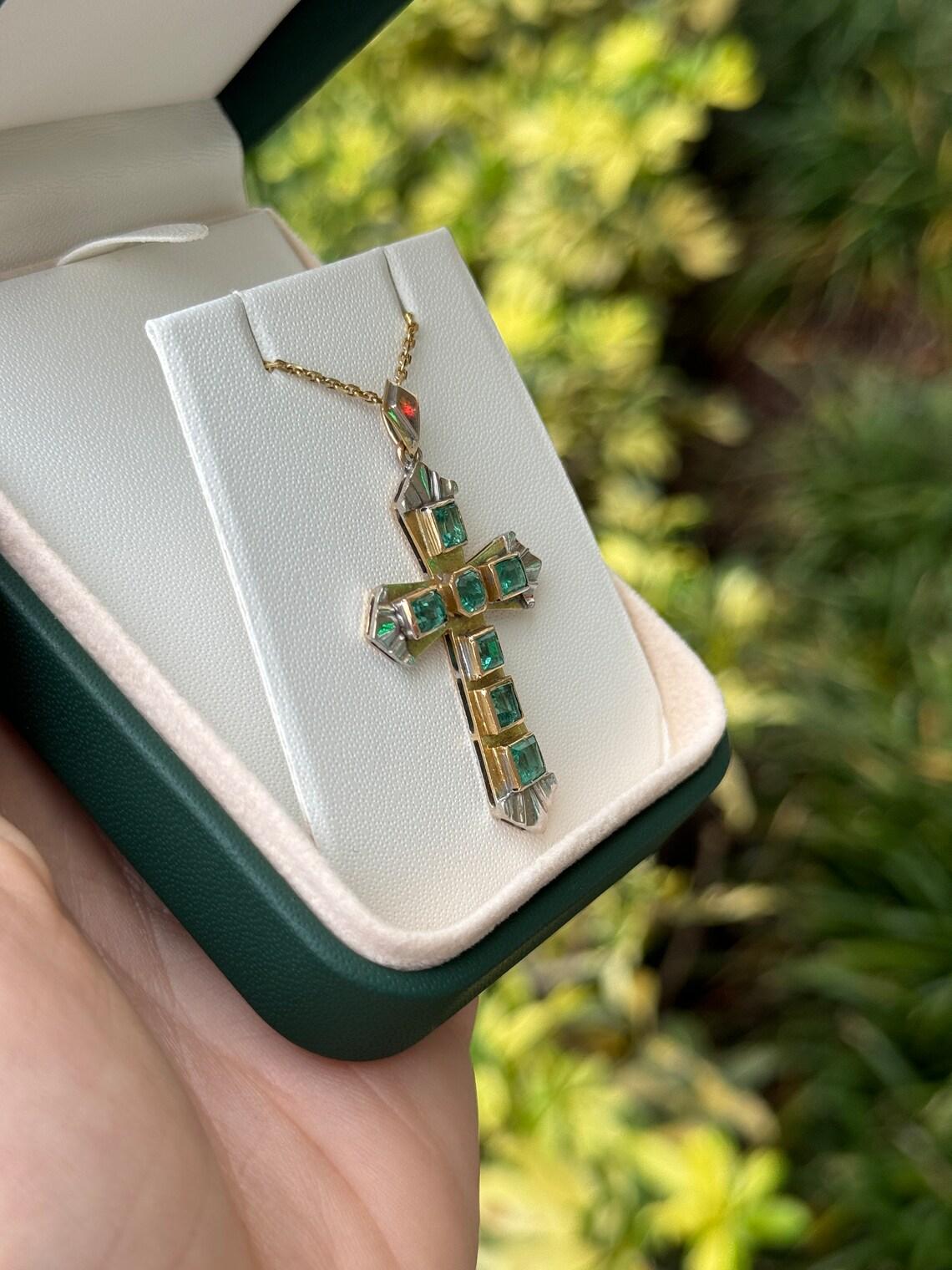 2.55tcw 18K Two-Toned Gold Pre-Colombian Emerald Cross Bezel Set Asscher For Sale 2