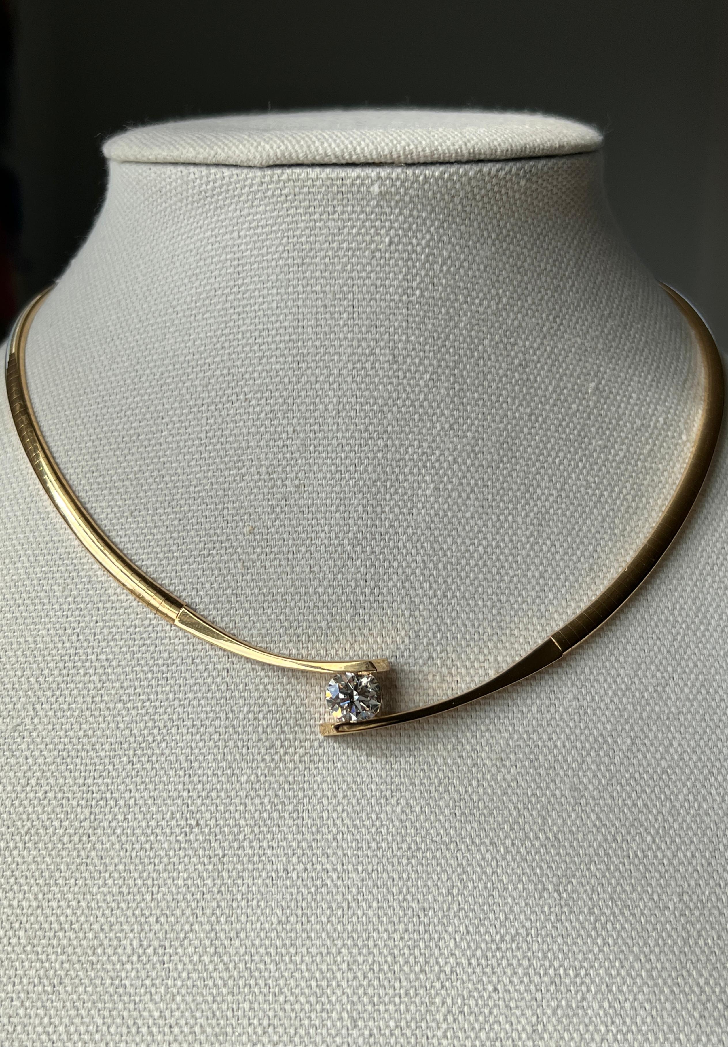 Ce collier bypass contemporain en or bicolore 18 carats est une pièce d'affirmation audacieuse et élégante. Fabriqué en Italie, ce modèle comporte une chaîne oméga flexible en or jaune 18 carats mesurant 16 pouces de long avec une rallonge de 1