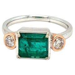 Trendiger Ring mit 2,56 Karat Smaragd und 0,30 Karat Diamant