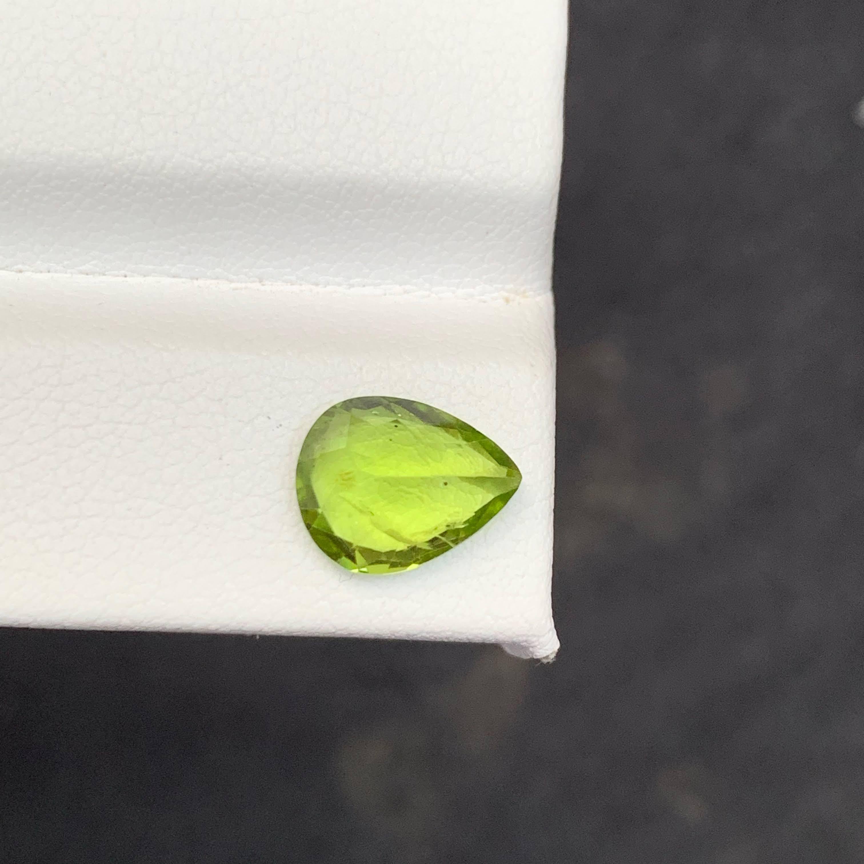 2.56 Carat Natural Loose Apple Green Peridot Stone Pear Cut Pakistani Gemstone In New Condition For Sale In Bangkok, TH