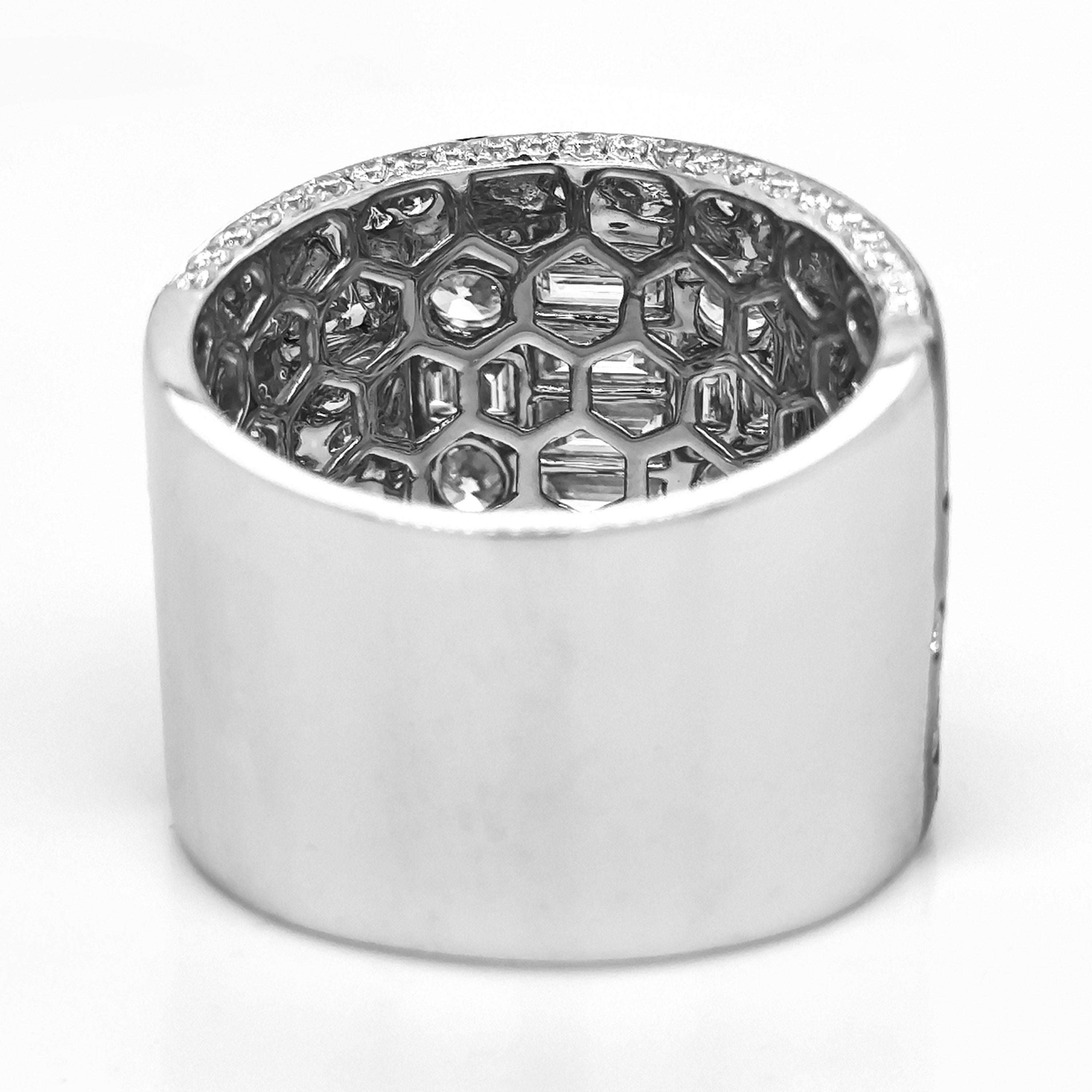 2.56 Carat White Diamond White Gold Onyx Ring In New Condition For Sale In New York, NY