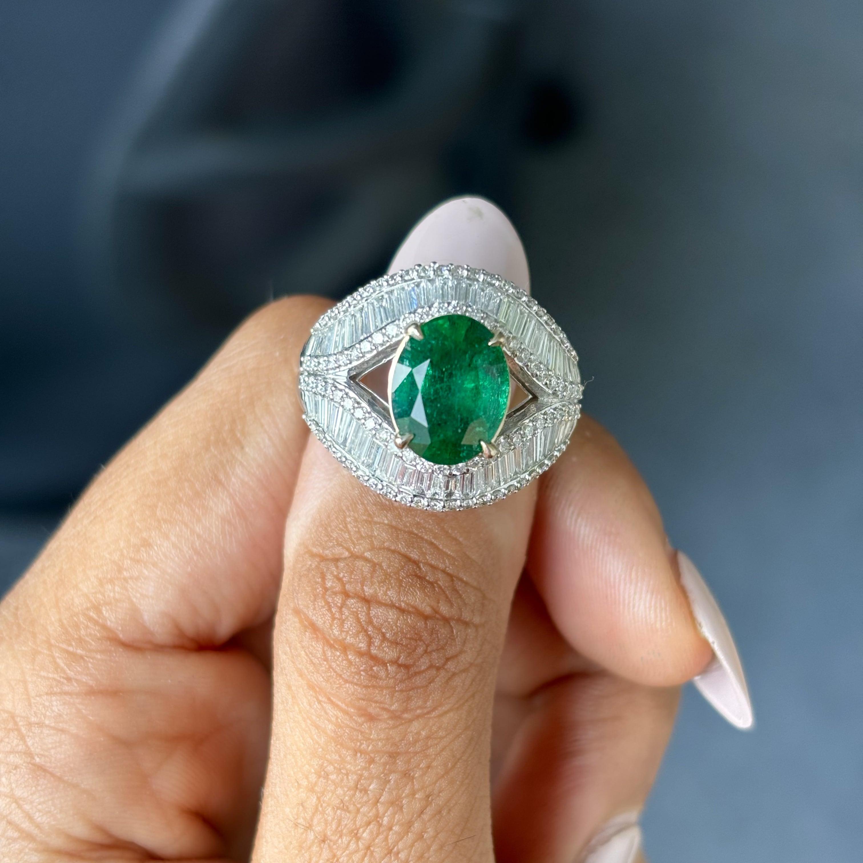 2,56 Karat sambischer Smaragd & Baguette-Diamanten besetzter Ring aus 18 Karat Weißgold im Zustand „Neu“ im Angebot in Bangkok, TH