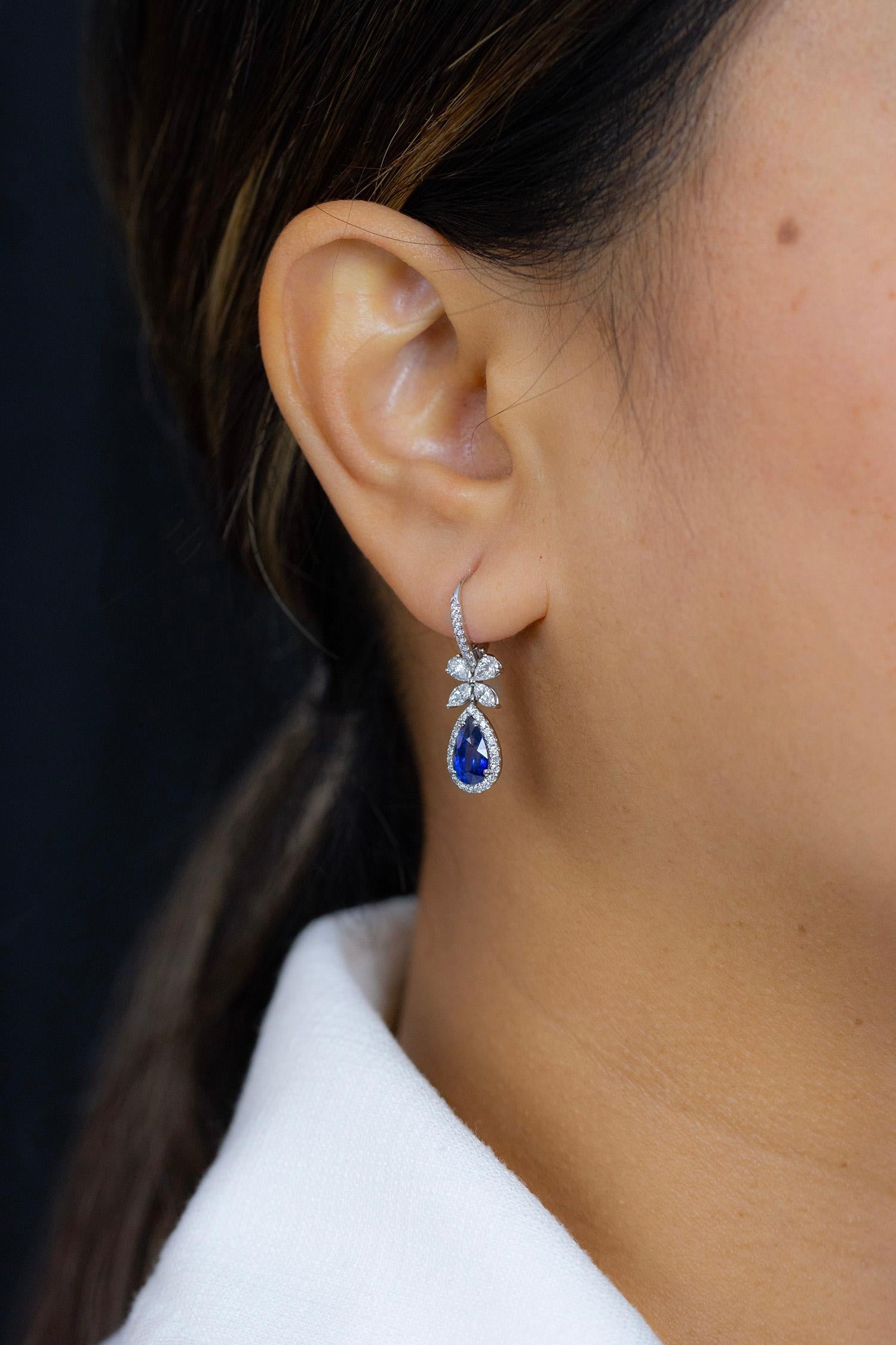 Ohrhänger mit 2.56 Karat blauem Saphir in Birnenform und Diamanten im gemischten Schliff Damen im Angebot