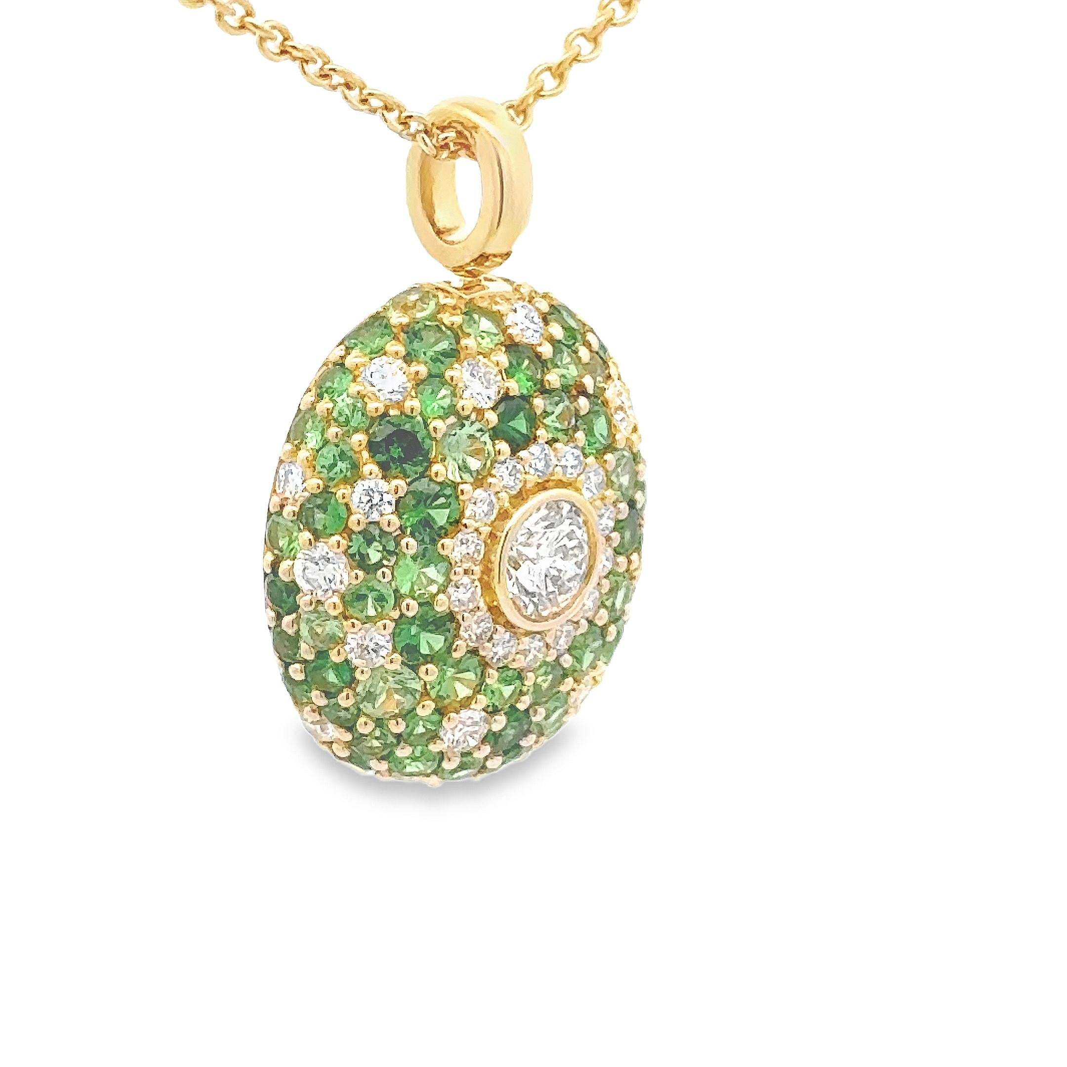 Collier pendentif à la mode, comportant 32 diamants ronds de taille brillant pesant 0,76 carat au total, le plus gros diamant étant serti au centre. Accentué par des tsavorites de taille ronde pesant 1,80 carats au total, sertis sur un anneau