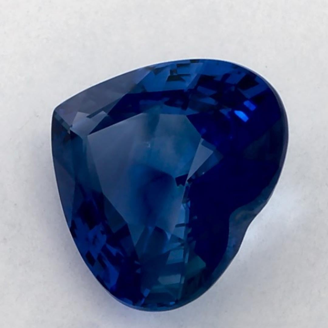 Dieser natürliche blaue Saphir bietet Eleganz und Raffinesse. Mit seiner satten Farbsättigung und seinem präzisen Schliff ist er der perfekte Mittelpunkt für einen Verlobungsring oder ein luxuriöses Schmuckdesign.

Dieser Saphir stammt aus Sri Lanka